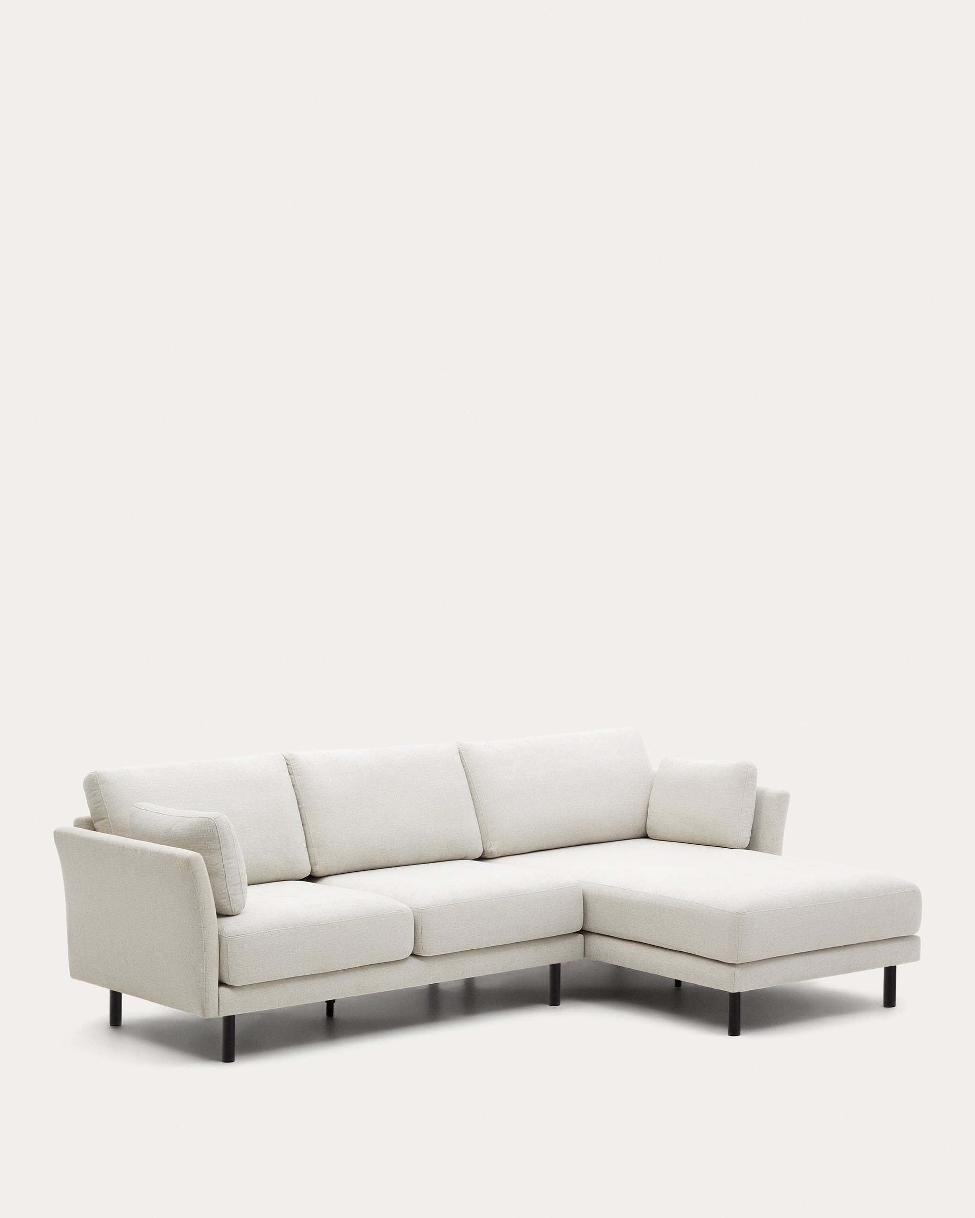 Das Gilma Sofa: Elegantes 3-Sitzer Sofa mit flexibler Chaiselongue, Chenille-Bezug in Perle, schwarze Beine, 260 cm, von Kave Home.