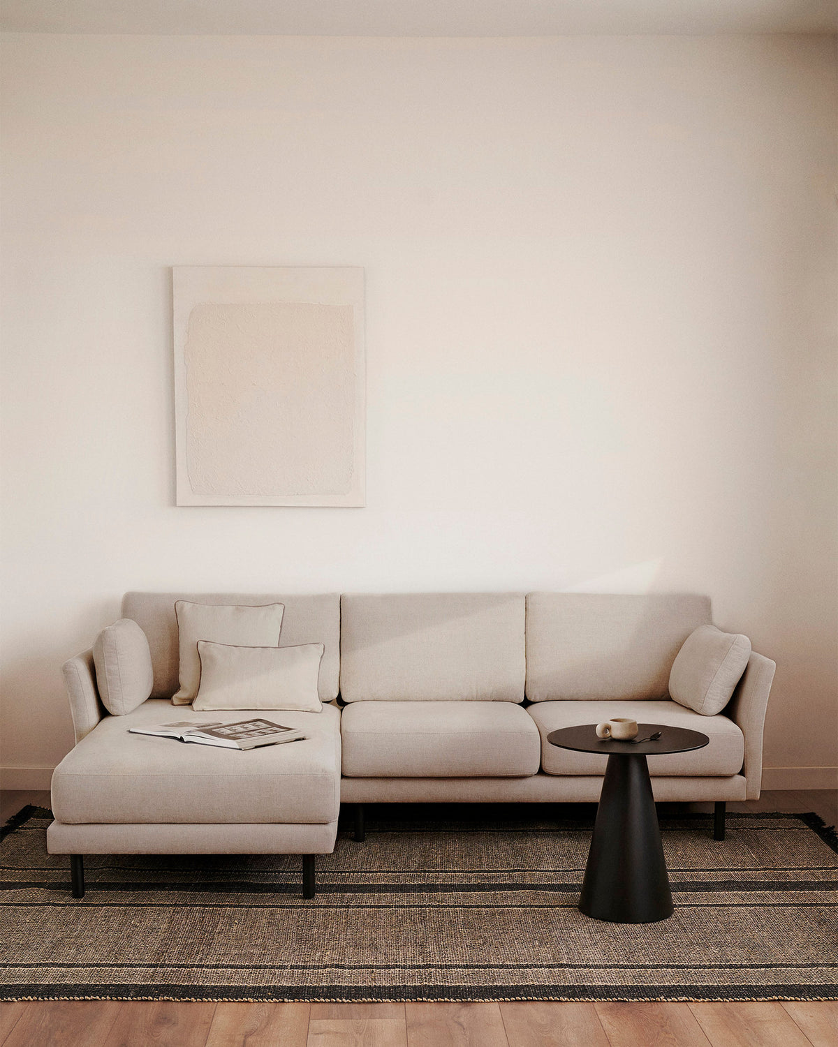 Gilma 3-Sitzer Sofa mit Chaiselongue rechts/links Chenille Perle Beine in Schwarz 260 cm in Perle präsentiert im Onlineshop von KAQTU Design AG. L-Sofa links ist von Kave Home