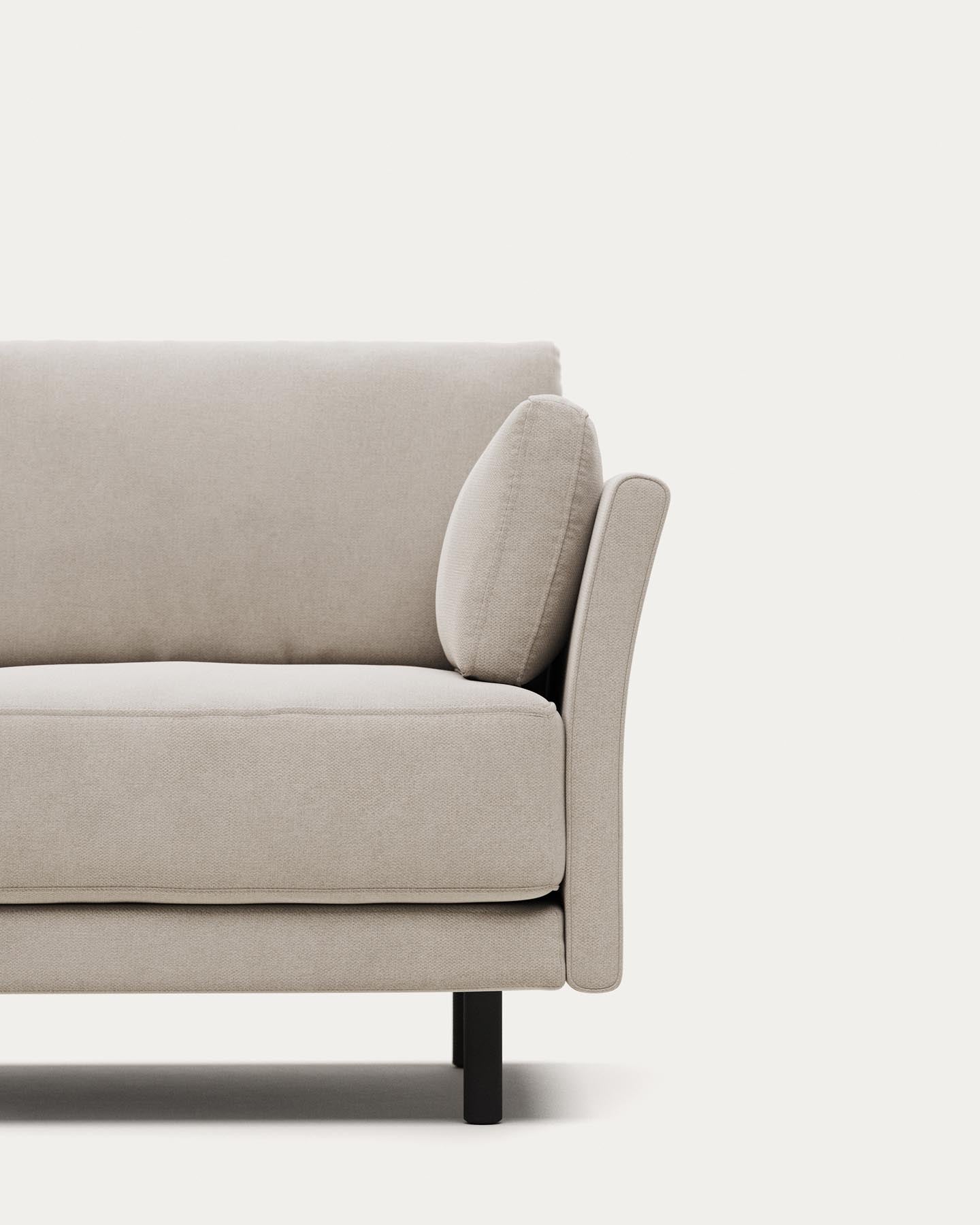 2-Sitzer-Sofa Gilma, schwer entflammbar mit weisser Chenille und Beinen mit schwarzem Finish, 170 cm in Grau präsentiert im Onlineshop von KAQTU Design AG. 2er Sofa ist von Kave Home