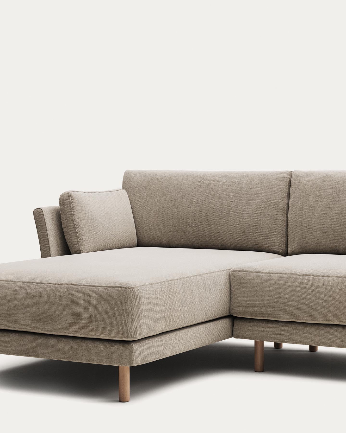 3-Sitzer-Sofa Gilma mit Chaiselongue rechts/links, schwer entflammbar mit beiger Chenille und Beinen mit naturfarbenem Finish, 260 cm in Beige präsentiert im Onlineshop von KAQTU Design AG. 3er Sofa ist von Kave Home