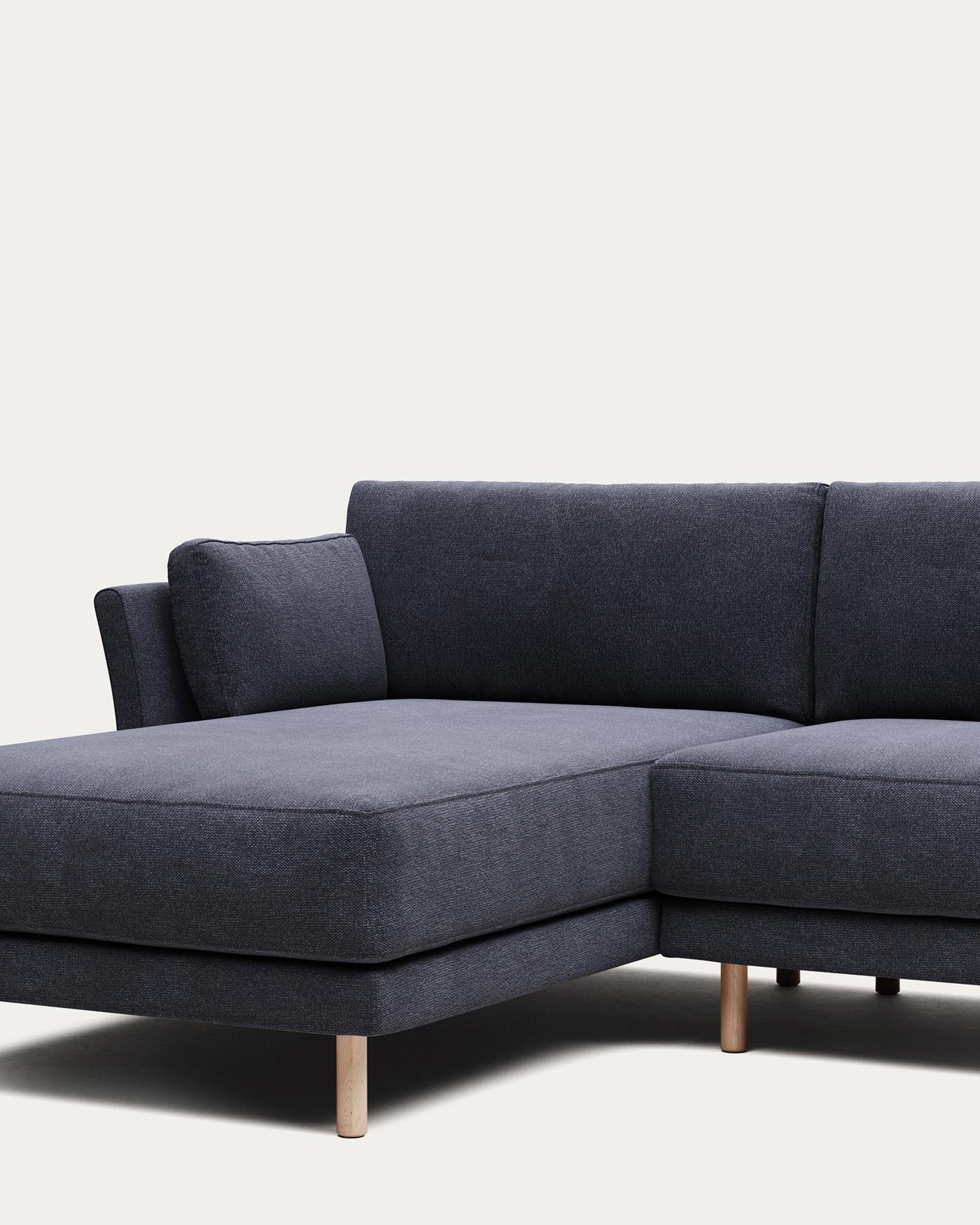 3-Sitzer-Sofa Gilma mit Chaiselongue rechts/links, schwer entflammbar mit blauer Chenille und Beinen mit naturfarbenem Finish, 260 cm in Blau präsentiert im Onlineshop von KAQTU Design AG. 3er Sofa ist von Kave Home