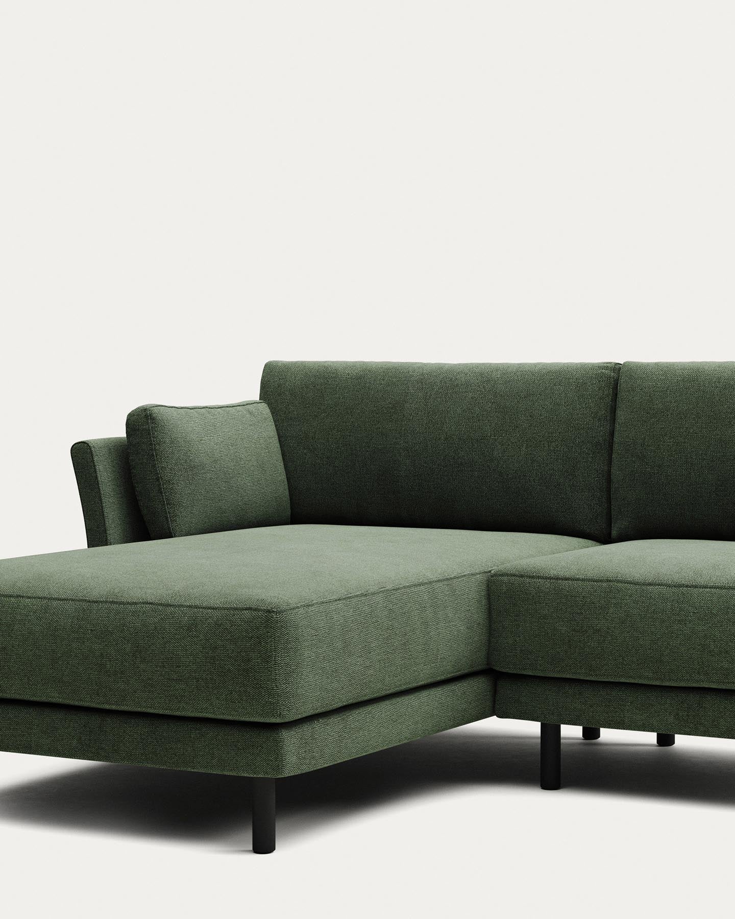 3-Sitzer-Sofa Gilma mit Chaiselongue rechts/links, schwer entflammbar mit grüner Chenille und Beinen mit schwarzem Finish, 260 cm in Grün präsentiert im Onlineshop von KAQTU Design AG. 3er Sofa ist von Kave Home