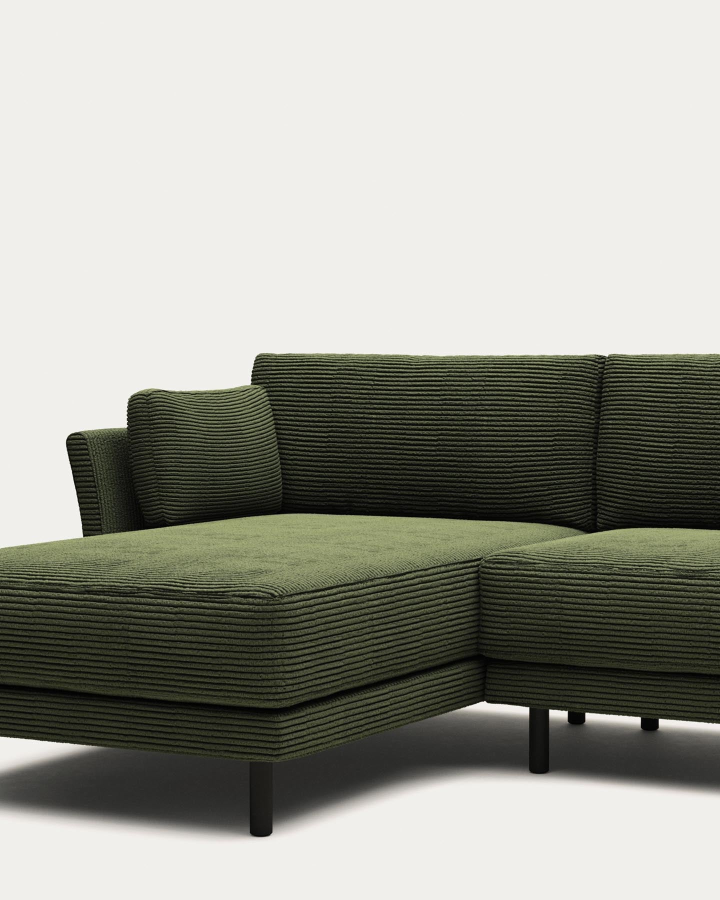 3-Sitzer-Sofa Gilma mit Chaiselongue rechts/links, schwer entflammbar mit dickem, grünem Cord und Beinen mit schwarzem Finish, 260 cm in Grün präsentiert im Onlineshop von KAQTU Design AG. 3er Sofa ist von Kave Home