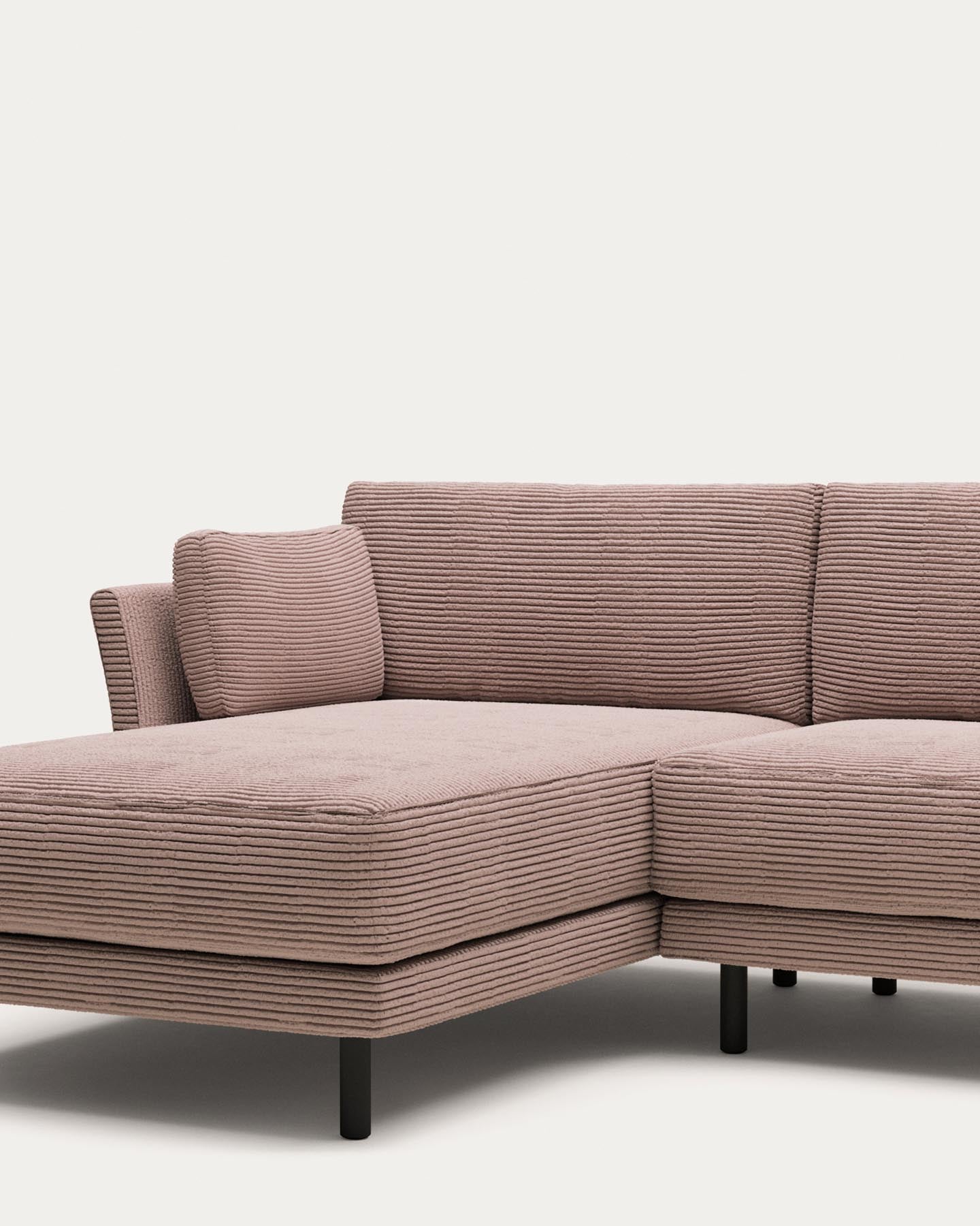 3-Sitzer-Sofa Gilma mit Chaiselongue rechts/links, schwer entflammbar mit dickem, rosafarbenem Cord und Beinen mit schwarzem Finish, 260 cm in Rosa präsentiert im Onlineshop von KAQTU Design AG. 3er Sofa ist von Kave Home