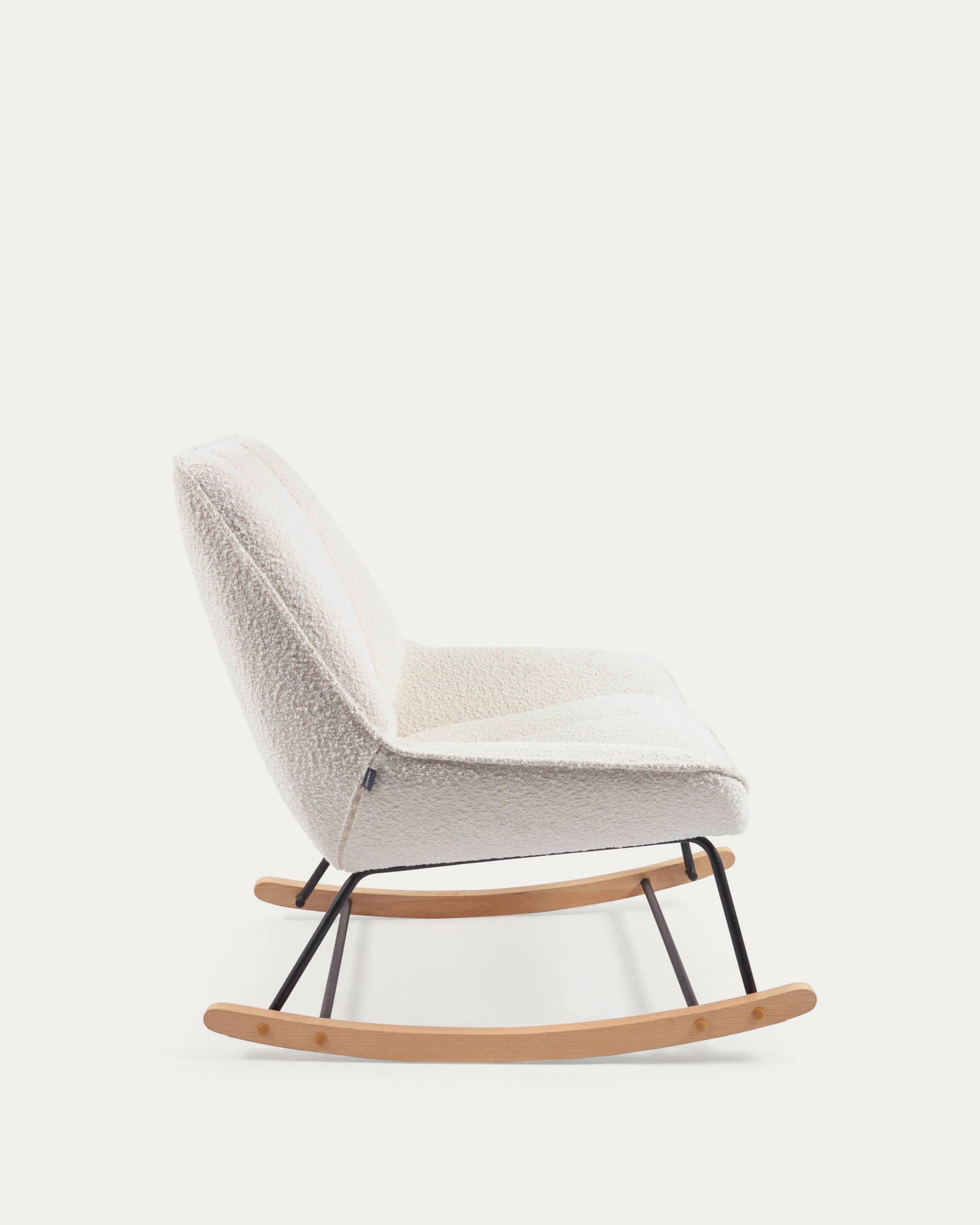 Marlina Schaukelstuhl: Gemütlicher Lammfell-Look von Kave Home.