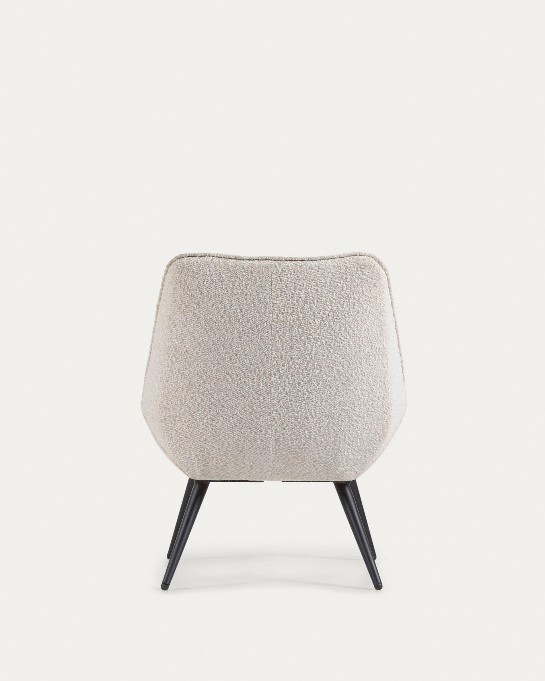 Moderner Marlina Sessel mit weissem Bouclé-Stoff und schwarzen Stahlbeinen, perfekt für stilvolle und gemütliche Wohnräume.