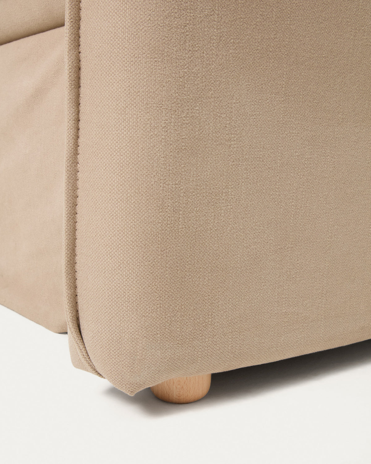Tanit Schlafsofa beige und Beine aus massivem Buchenholz mit natürlichem Finish 210 cm FSC Mix Credit in Beige präsentiert im Onlineshop von KAQTU Design AG. Bettsofa ist von Kave Home