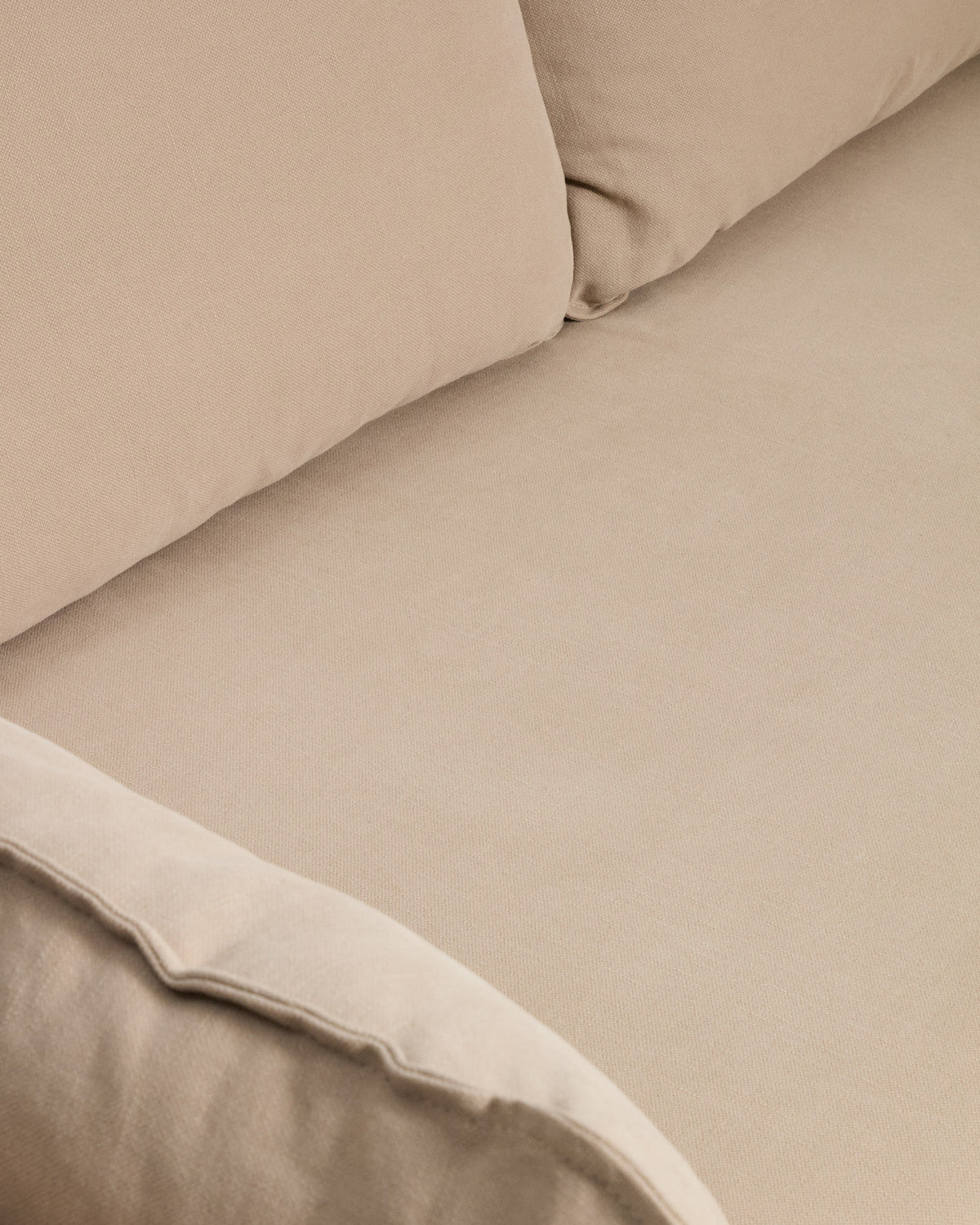 Tanit Schlafsofa beige und Beine aus massivem Buchenholz mit natürlichem Finish 210 cm FSC Mix Credit in Beige präsentiert im Onlineshop von KAQTU Design AG. Bettsofa ist von Kave Home