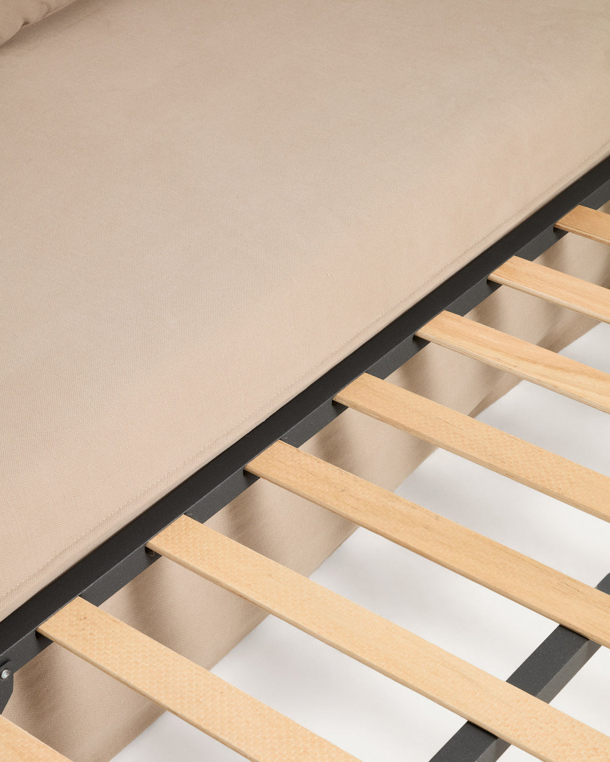 Tanit Schlafsofa beige und Beine aus massivem Buchenholz mit natürlichem Finish 210 cm FSC Mix Credit in Beige präsentiert im Onlineshop von KAQTU Design AG. Bettsofa ist von Kave Home
