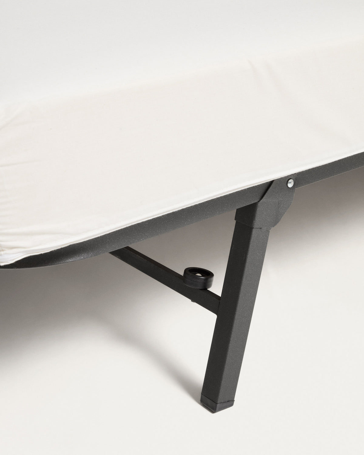Tanit Schlafsofa weiss und Beine aus massivem Buchenholz mit natürlichem Finish 210 cm FSC Mix Credit in Weiss präsentiert im Onlineshop von KAQTU Design AG. Bettsofa ist von Kave Home