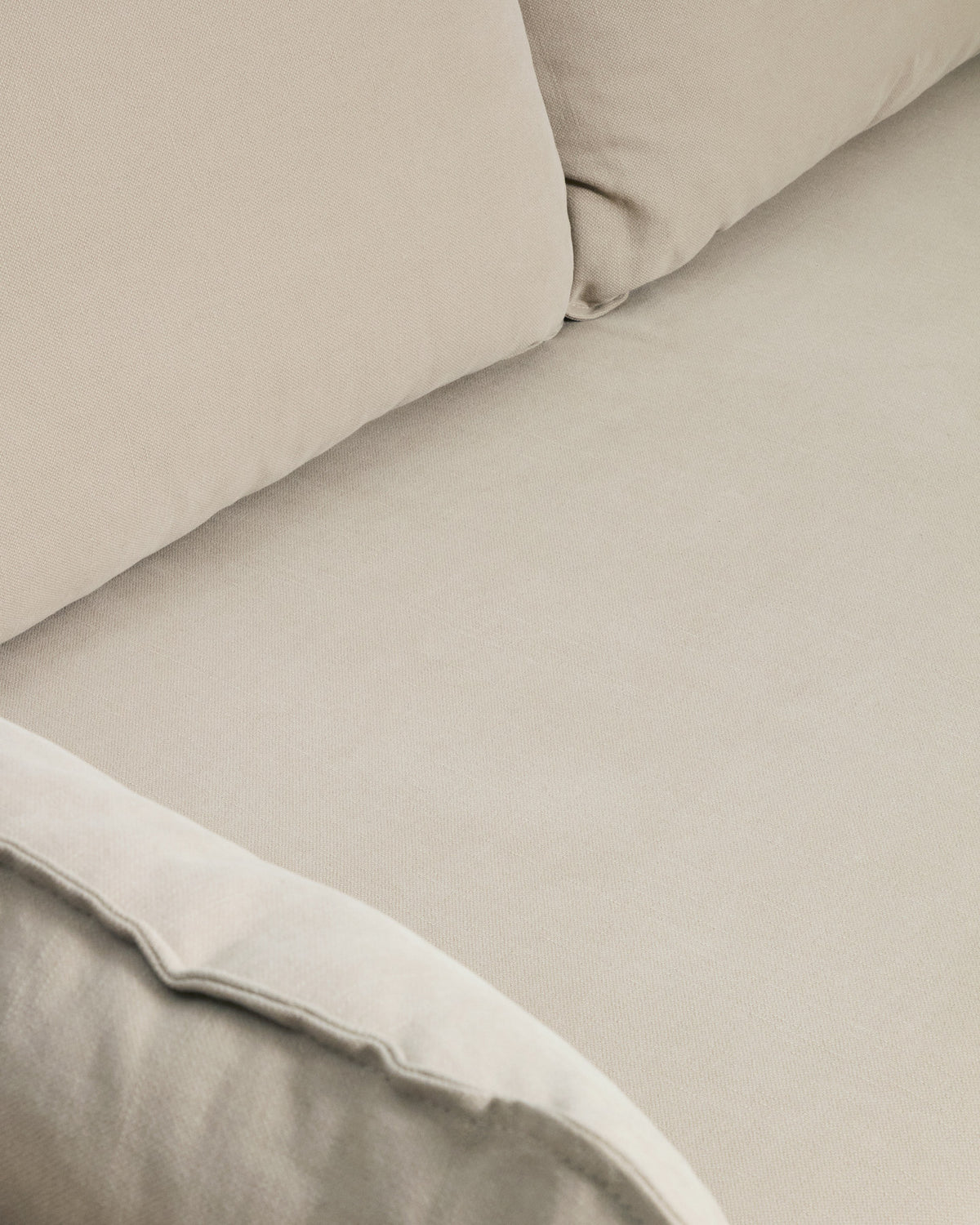 Tanit Schlafsofa weiss und Beine aus massivem Buchenholz mit natürlichem Finish 210 cm FSC Mix Credit in Weiss präsentiert im Onlineshop von KAQTU Design AG. Bettsofa ist von Kave Home