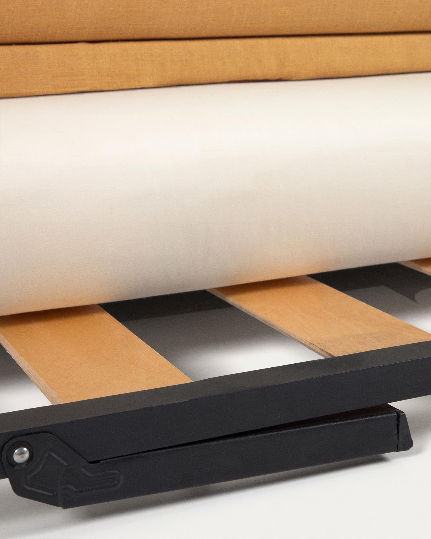 Das Tanit Schlafsofa in Senfgelb bietet eleganten Komfort und Funktionalität. Mit stabilen Buchenholzbeinen und hochwertiger Leinenpolsterung ist es ideal für jedes Zuhause.