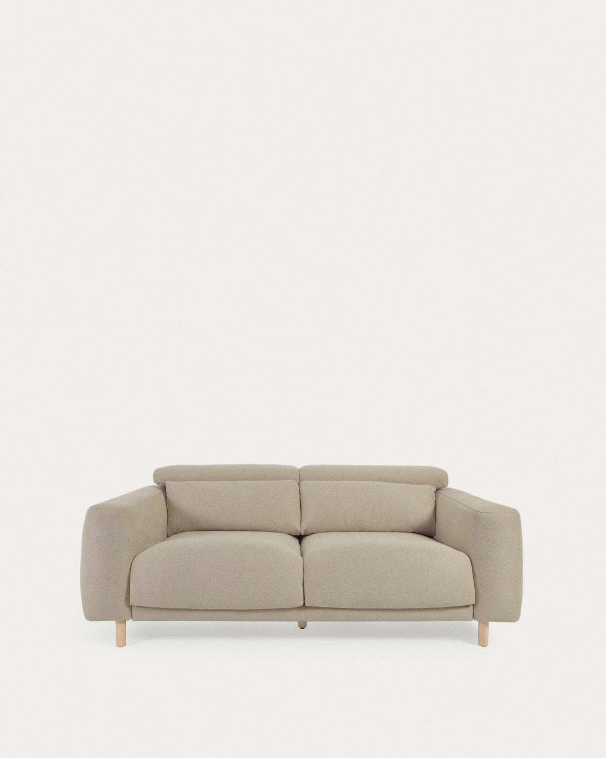 Singa 3-Sitzer Sofa mit verstellbarer Kopfstütze und ausziehbarem Sitz beige 215 cm FSC Mix Credit in präsentiert im Onlineshop von KAQTU Design AG. 3er Sofa ist von Kave Home