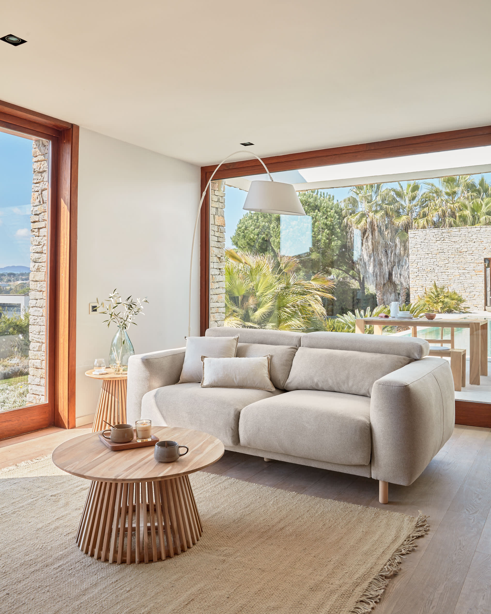 Erleben Sie das Singa 3-Sitzer Sofa von Kave Home: stilvolles Beige, flexible Kopfstützen, ausziehbare Sitze und nachhaltige Materialien für höchsten Komfort.