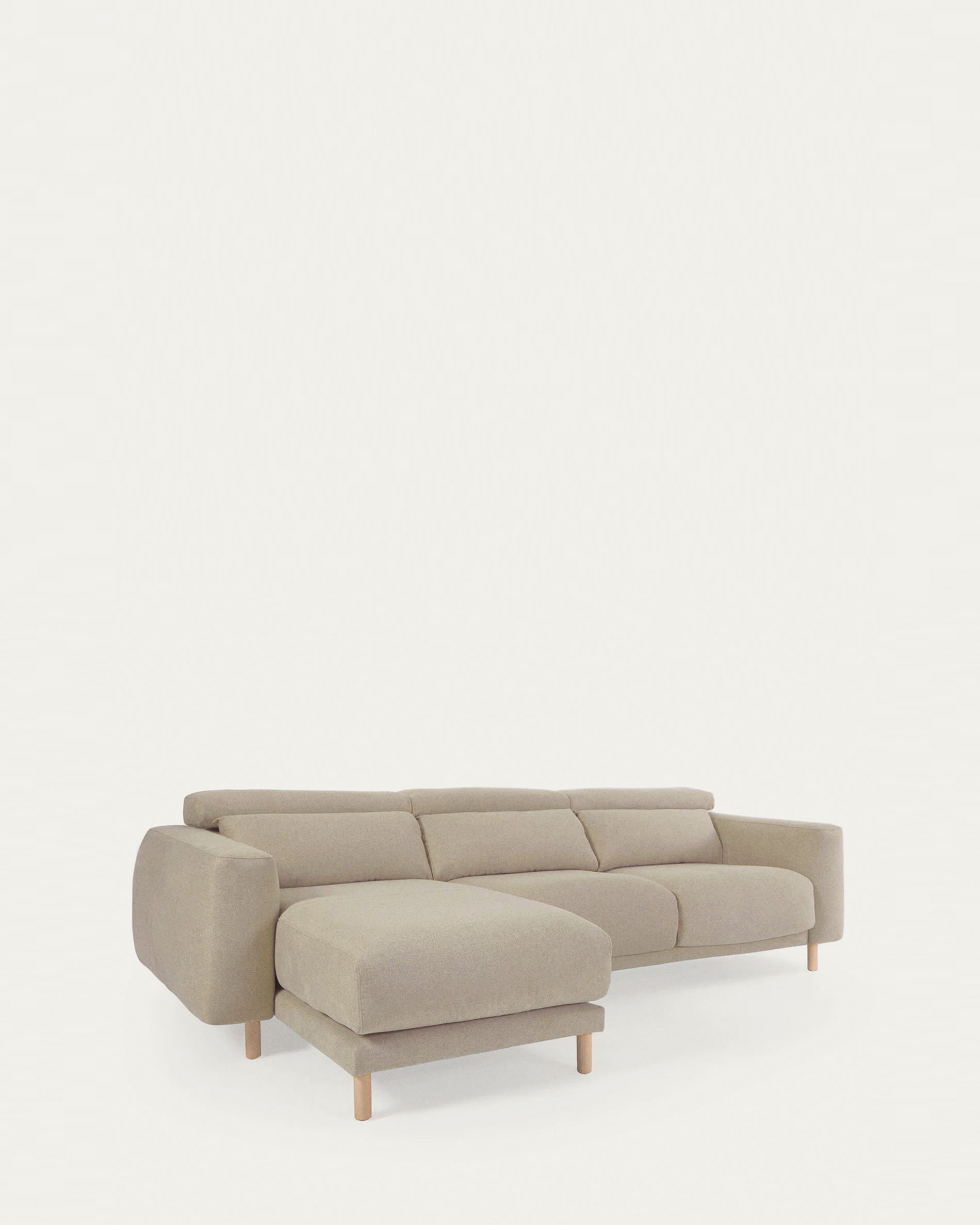Erleben Sie das stilvolle Singa 3-Sitzer Sofa mit Chaiselongue links. Verstellbare Kopfstützen und nachhaltige Materialien garantieren Komfort und Eleganz.