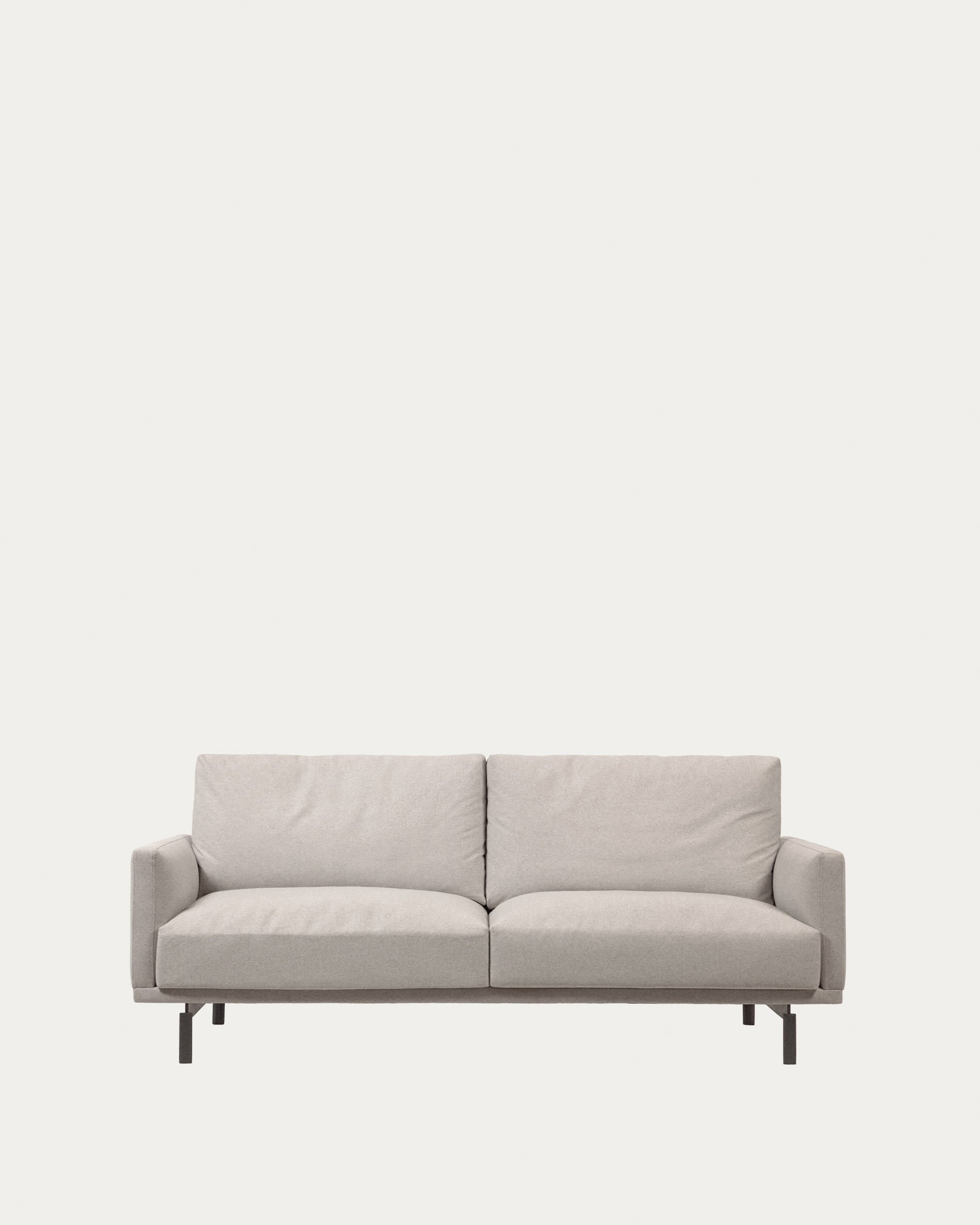 Entdecken Sie das elegante Galene 2-Sitzer Sofa in Beige von Kave Home. Nachhaltig, minimalistisch und perfekt für Ihr Wohnzimmer.