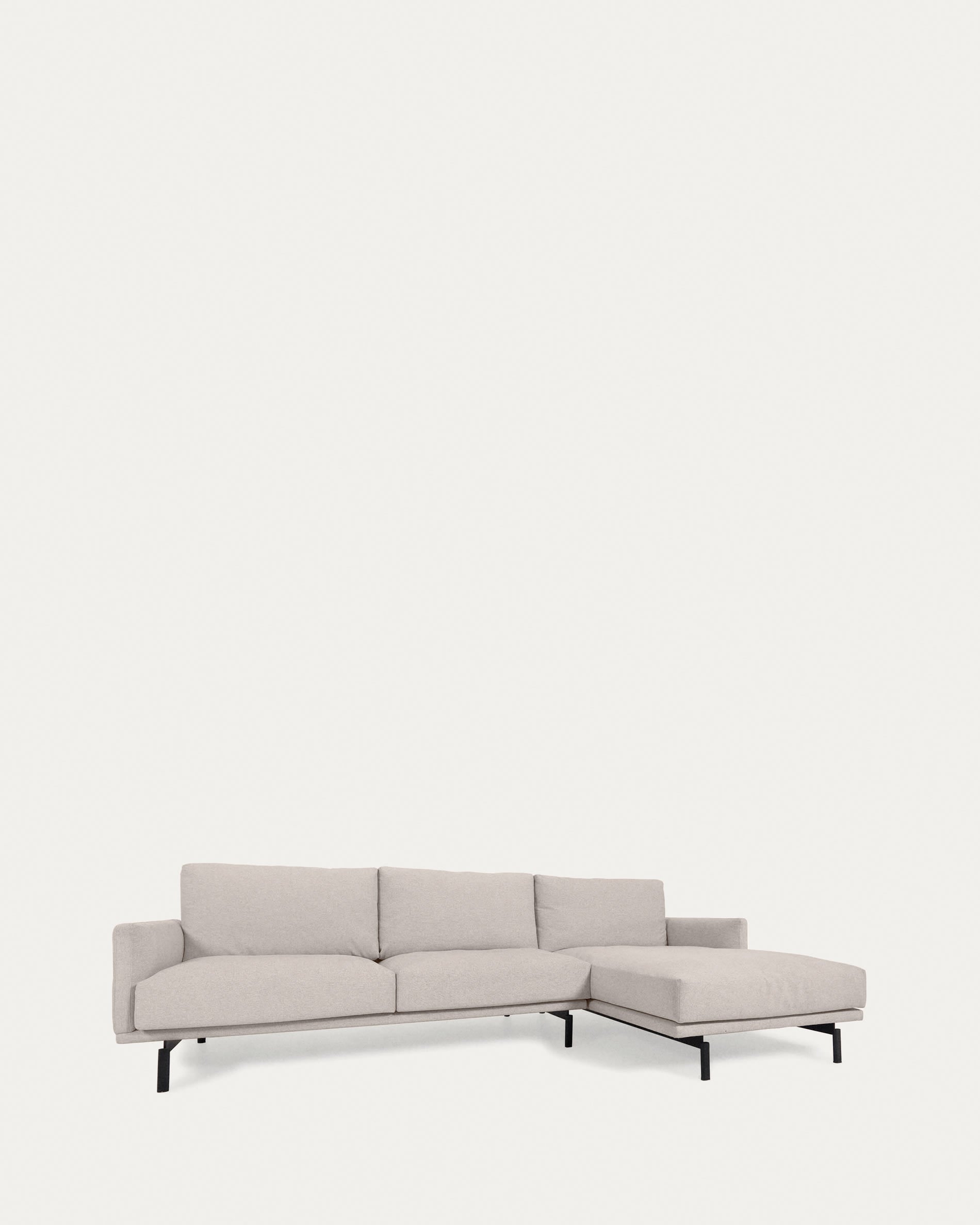 Entspannen Sie stilvoll auf dem Galene 3-Sitzer Sofa in Beige mit rechter Chaiselongue. Nachhaltige Materialien und elegantes Design vereinen Komfort und Umweltbewusstsein.