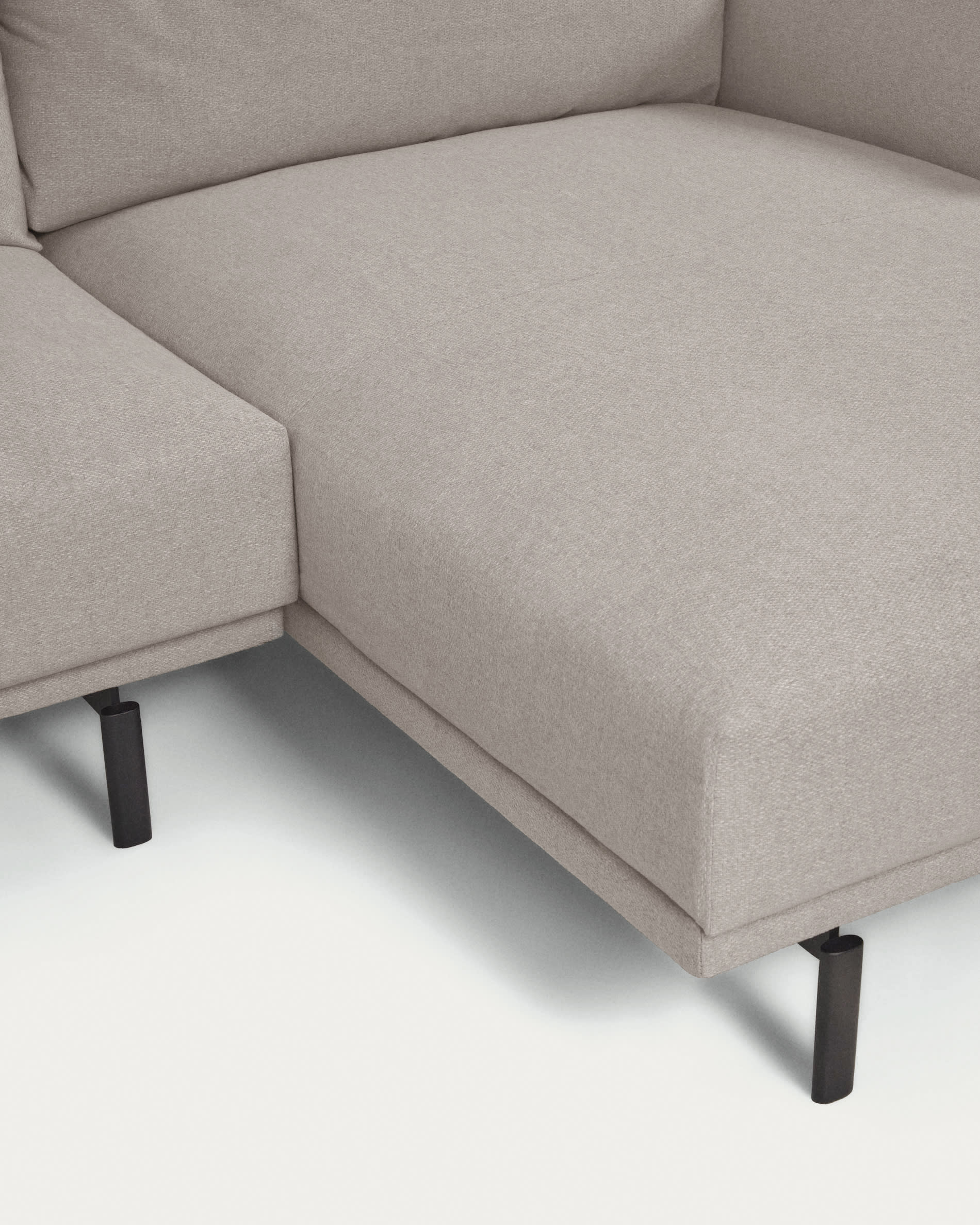 Entspannen Sie stilvoll auf dem Galene 3-Sitzer Sofa in Beige mit rechter Chaiselongue. Nachhaltige Materialien und elegantes Design vereinen Komfort und Umweltbewusstsein.
