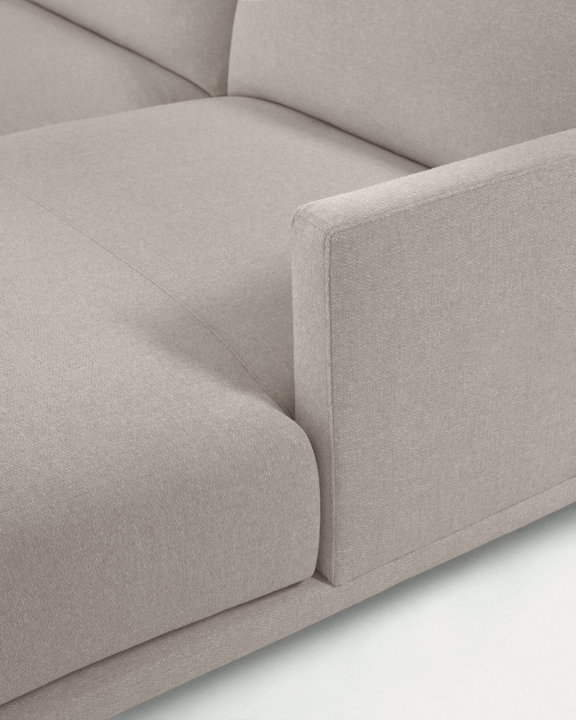 Genießen Sie Komfort und Stil mit dem Galene 3-Sitzer Sofa in Beige. Die rechte Chaiselongue und nachhaltige Materialien machen es zum perfekten Möbelstück.