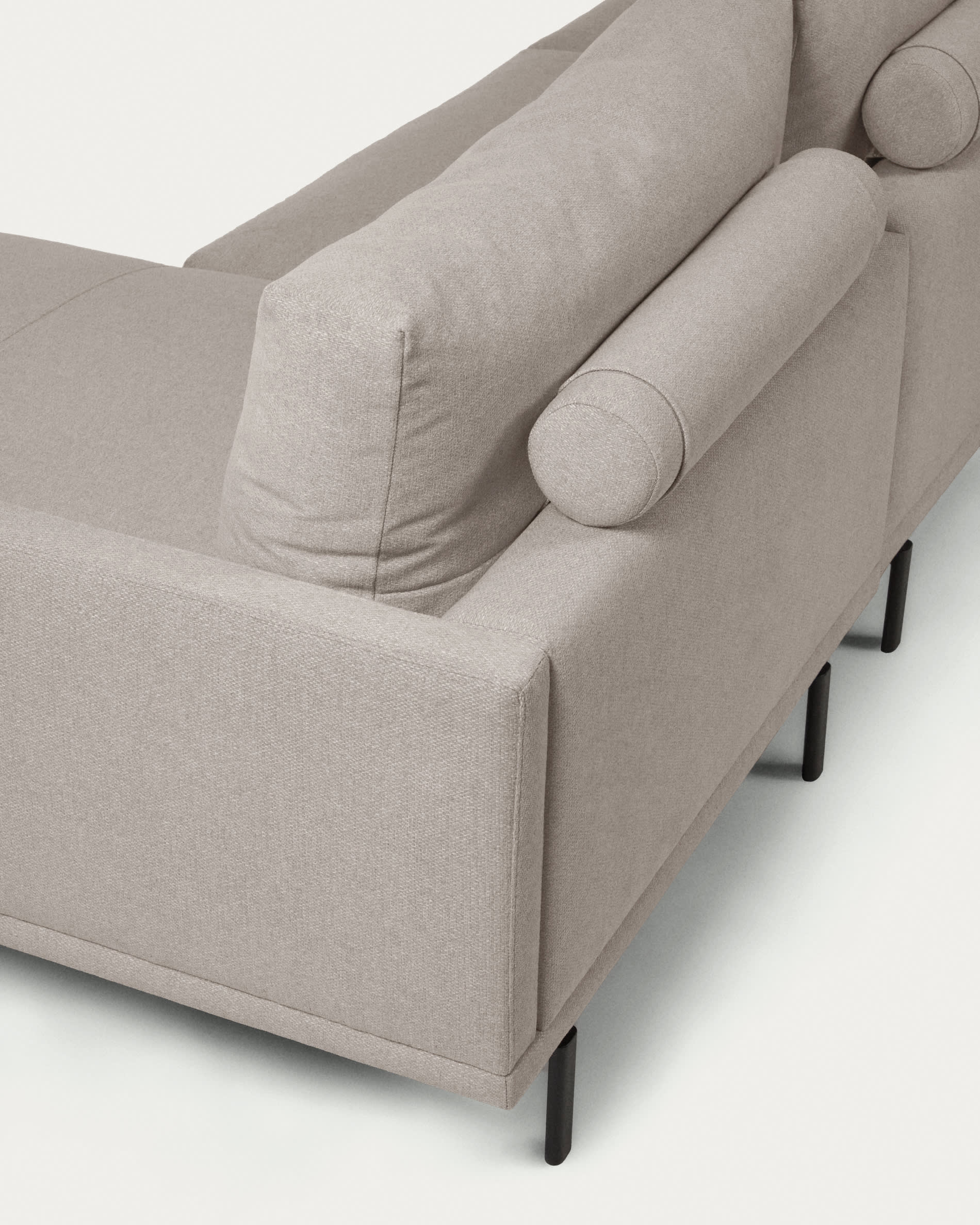 Entspannen Sie stilvoll auf dem Galene 3-Sitzer Sofa in Beige mit rechter Chaiselongue. Nachhaltige Materialien und elegantes Design vereinen Komfort und Umweltbewusstsein.