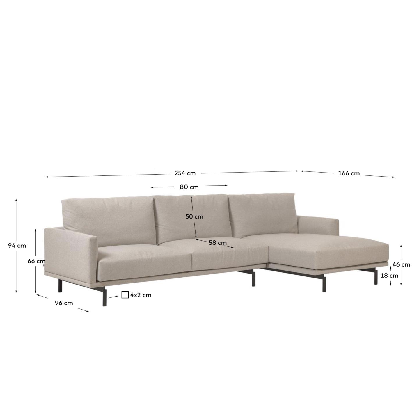 Entspannen Sie stilvoll auf dem Galene 3-Sitzer Sofa in Beige mit rechter Chaiselongue. Nachhaltige Materialien und elegantes Design vereinen Komfort und Umweltbewusstsein.