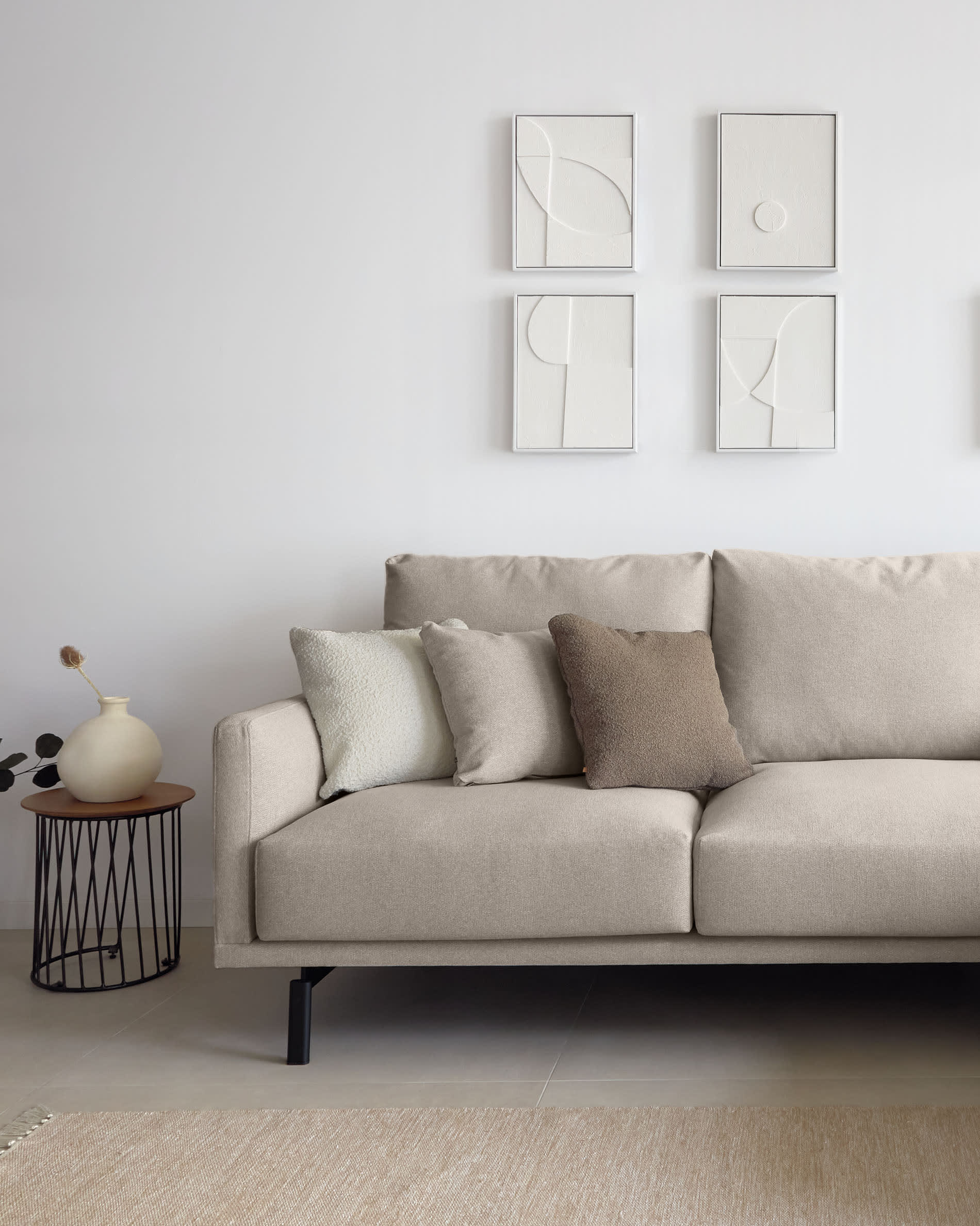 Genießen Sie Komfort und Stil mit dem Galene 3-Sitzer Sofa in Beige. Die rechte Chaiselongue und nachhaltige Materialien machen es zum perfekten Möbelstück.