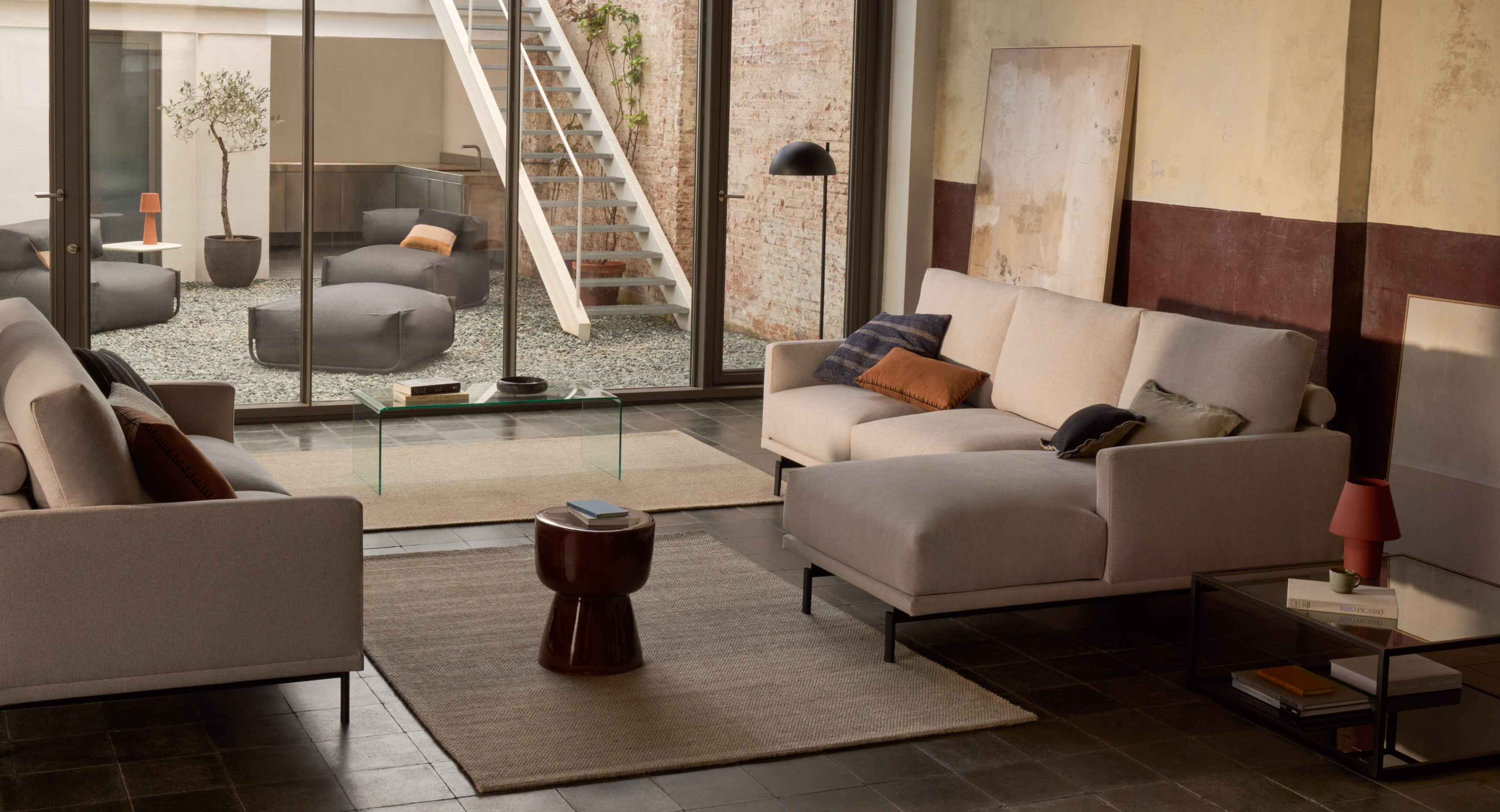 Entspannen Sie stilvoll auf dem Galene 3-Sitzer Sofa in Beige mit rechter Chaiselongue. Nachhaltige Materialien und elegantes Design vereinen Komfort und Umweltbewusstsein.