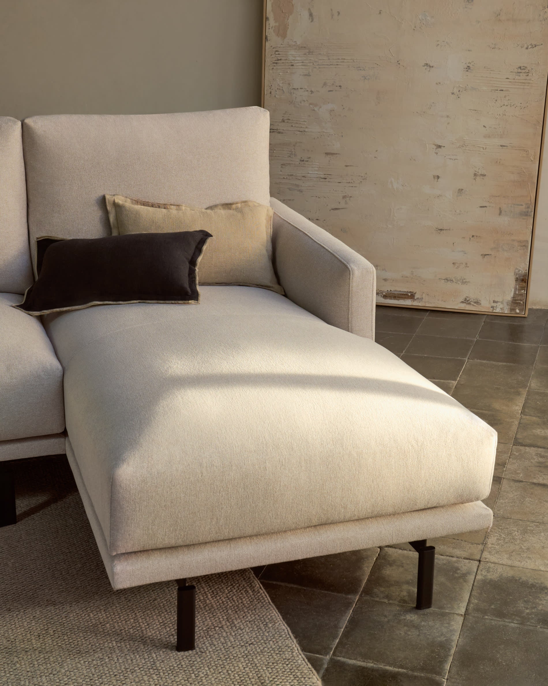 Genießen Sie Komfort und Stil mit dem Galene 3-Sitzer Sofa in Beige. Die rechte Chaiselongue und nachhaltige Materialien machen es zum perfekten Möbelstück.