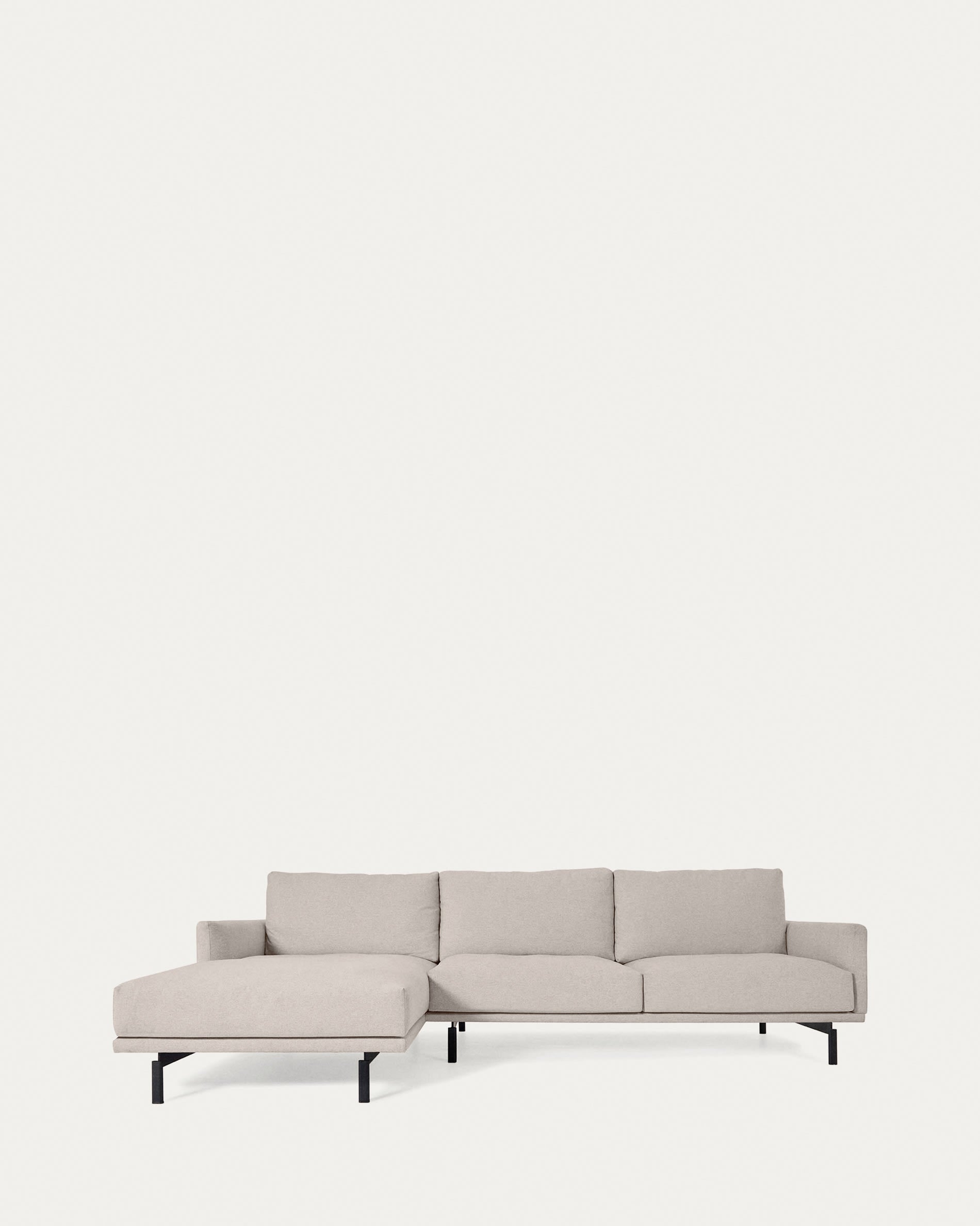 Entdecken Sie das elegante Galene 3-Sitzer Sofa in Beige mit Chaiselongue links. Komfort, Stil und Nachhaltigkeit vereint für Ihr Wohnzimmer.