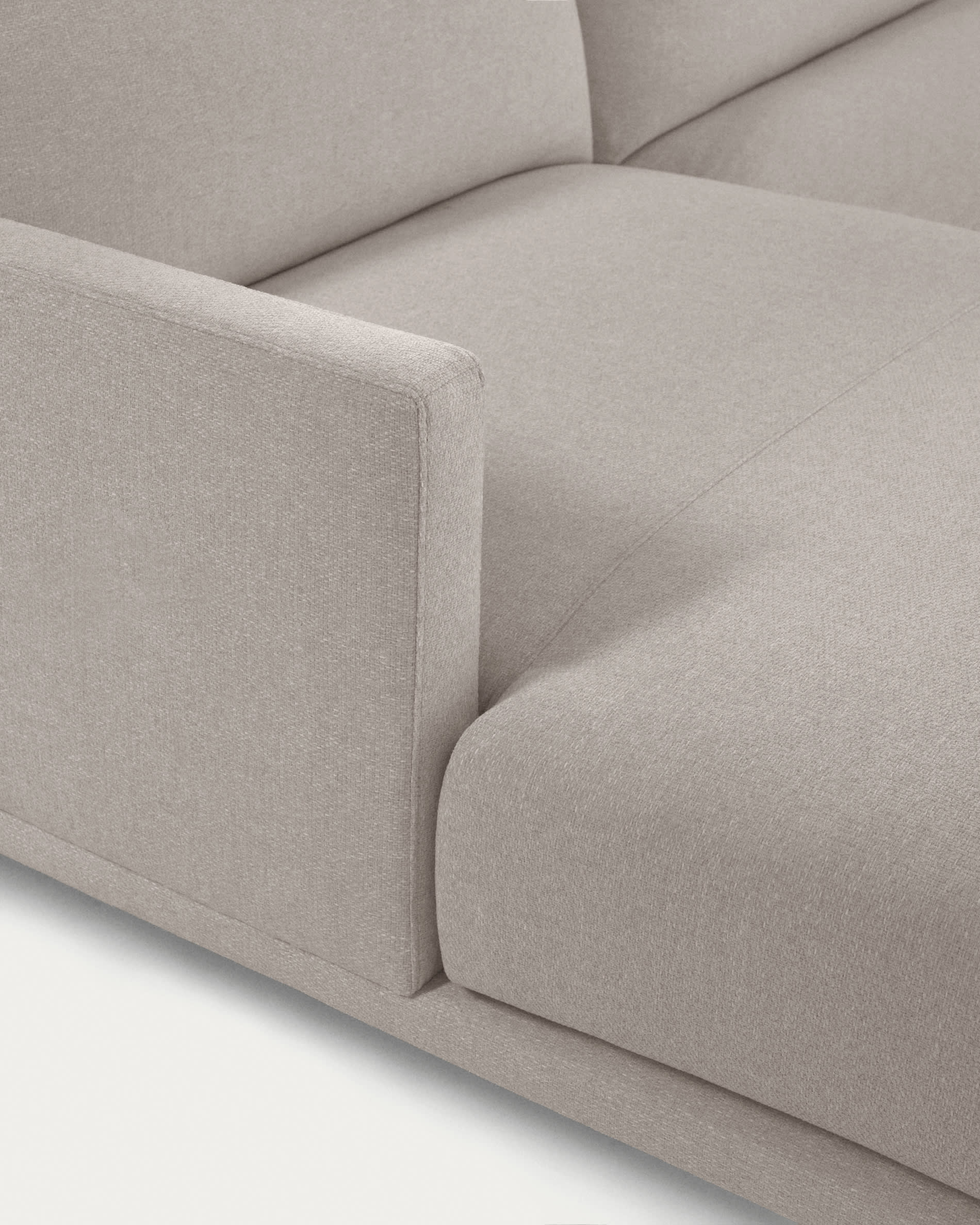 Erleben Sie das Galene 3-Sitzer Sofa in stilvollem Beige mit linksseitiger Chaiselongue – ideal für modernes Wohnen und umweltbewusste Käufer.