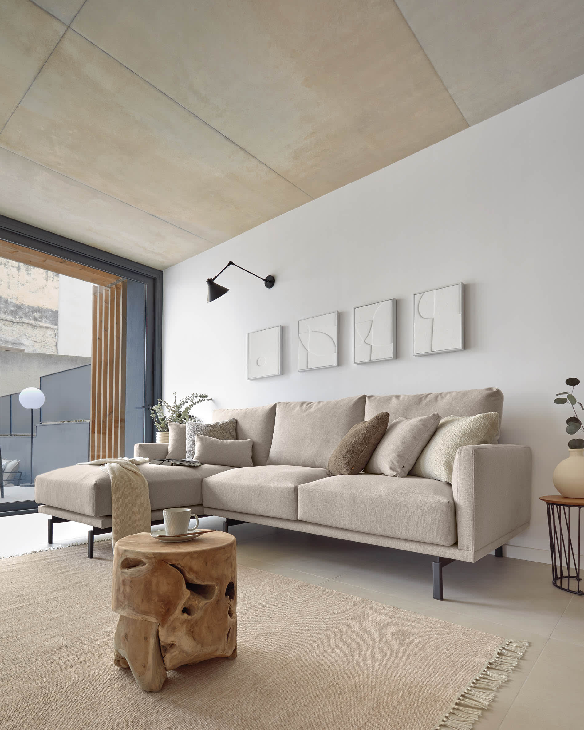 Erleben Sie das stilvolle Galene 3-Sitzer Sofa in Beige mit linksseitiger Chaiselongue. Ideal für Komfort und nachhaltigen Wohnstil.