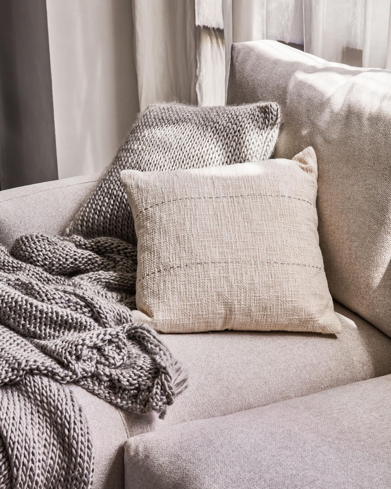 Entdecken Sie das Galene 3-Sitzer Sofa in elegantem Beige mit Chaiselongue links – der perfekte Mix aus Komfort, Stil und Nachhaltigkeit für Ihr Zuhause.