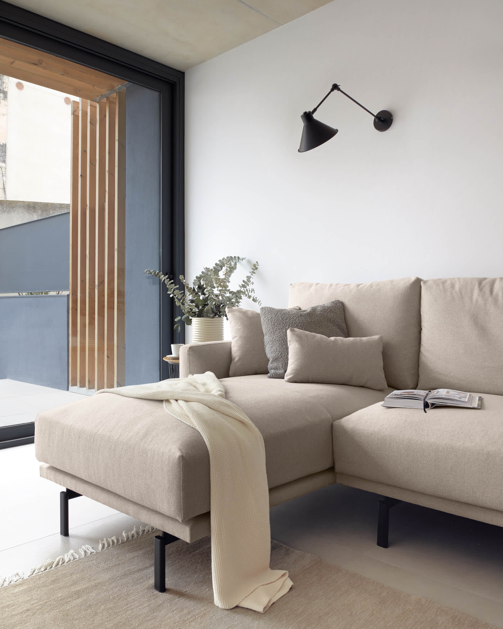 Entdecken Sie das elegante Galene 3-Sitzer Sofa in Beige mit Chaiselongue links. Perfekt für stilvolle und nachhaltige Wohnräume.