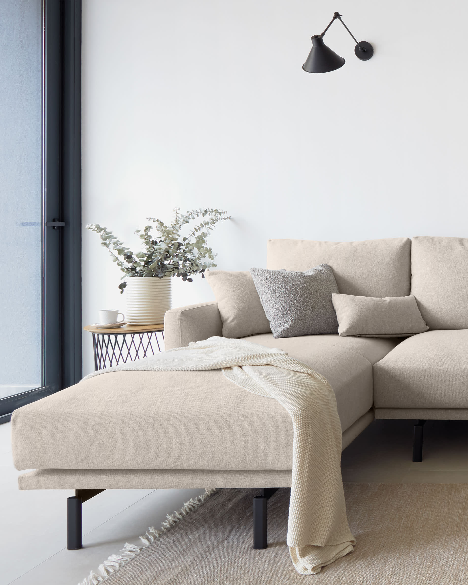 Erleben Sie das stilvolle Galene 3-Sitzer Sofa in Beige mit linksseitiger Chaiselongue – ideal für Komfort und nachhaltige Eleganz in Ihrem Wohnzimmer.