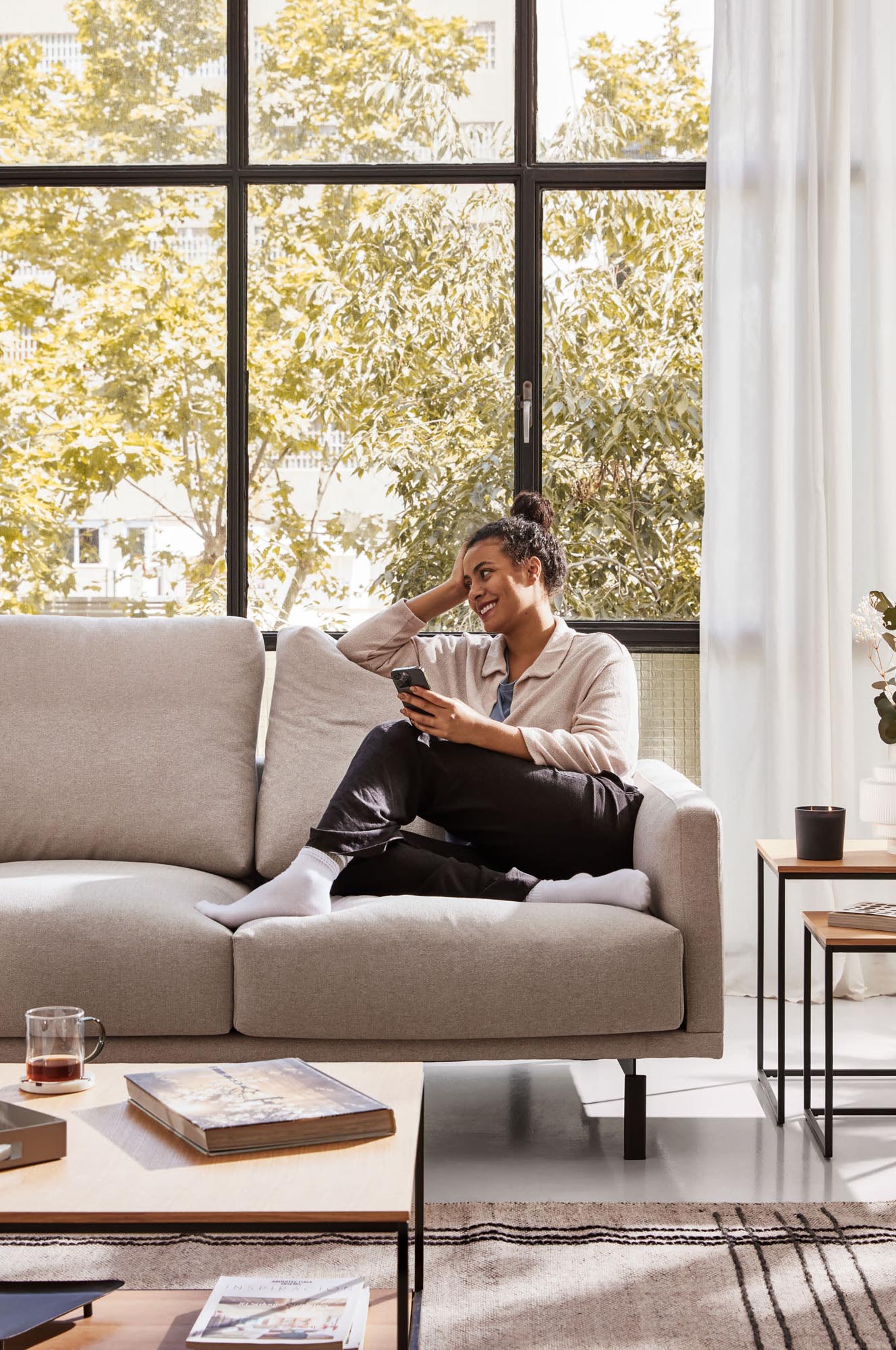 Erleben Sie das Galene 3-Sitzer Sofa in stilvollem Beige mit linksseitiger Chaiselongue – ideal für modernes Wohnen und nachhaltigen Komfort.