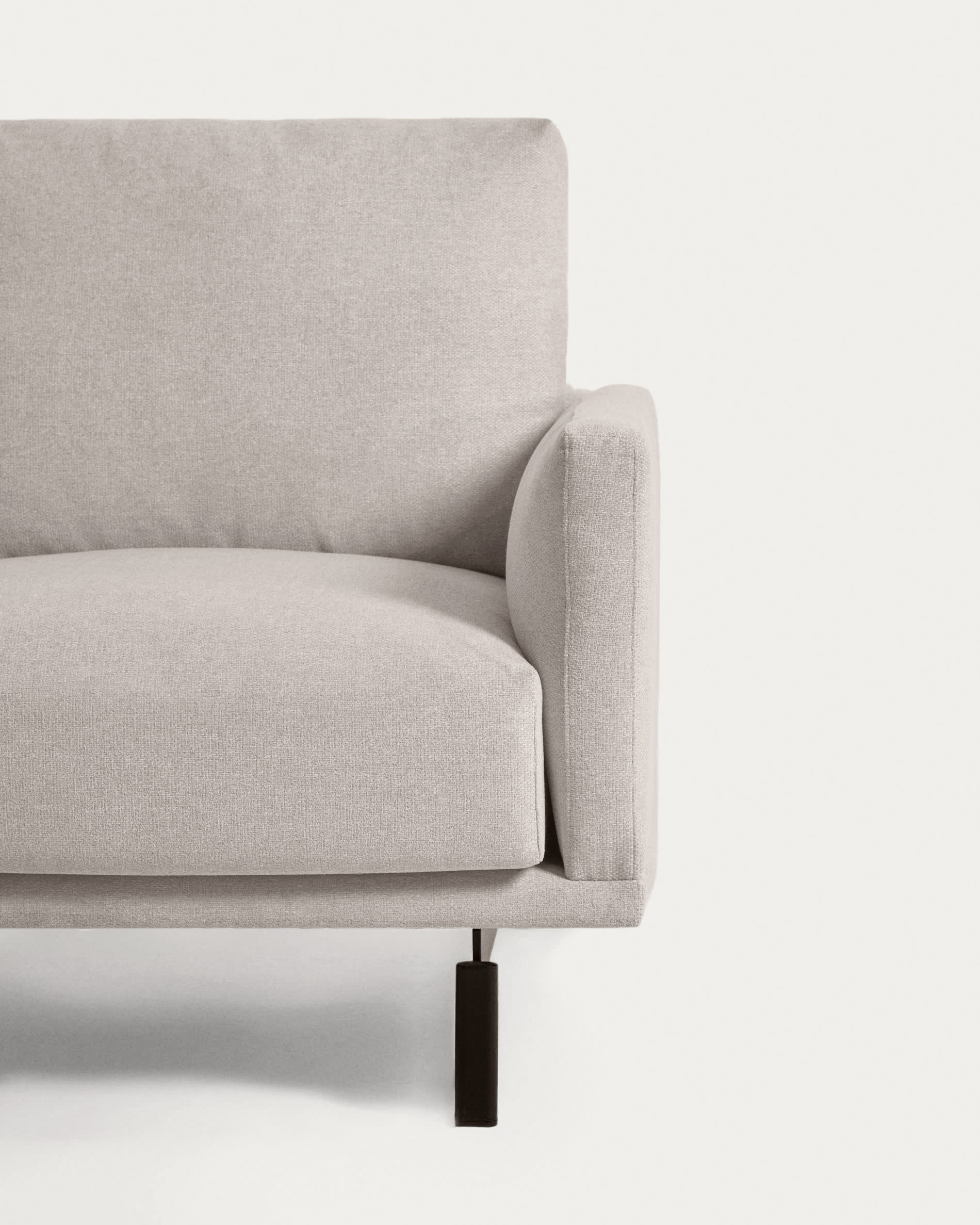 Erlebe das stilvolle Galene 3-Sitzer Sofa in Beige mit linker Chaiselongue. Ideal für dein Zuhause, bietet es Komfort und umweltfreundliche Materialien.