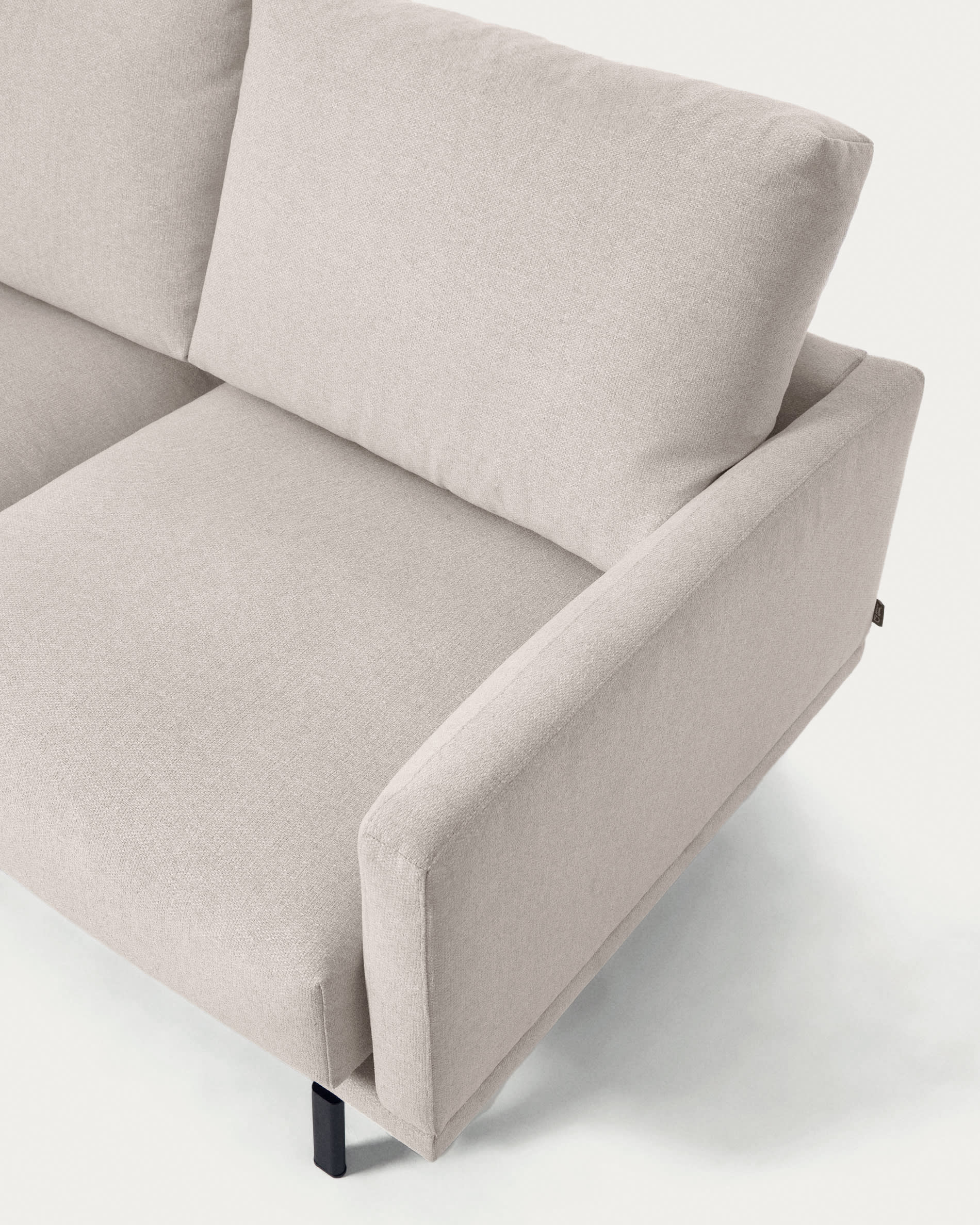 Entdecke das elegante Galene 3-Sitzer Sofa in Beige mit Chaiselongue links. Perfekt für modernes Wohnen, vereint es Komfort und Nachhaltigkeit.
