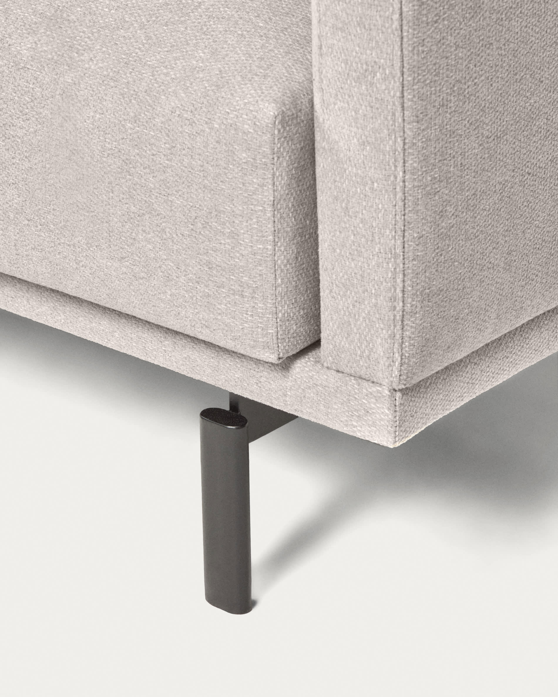 Erlebe das stilvolle Galene 3-Sitzer Sofa in Beige mit linker Chaiselongue. Ideal für dein Wohnzimmer, vereint es Komfort, Qualität und umweltfreundliche Materialien.