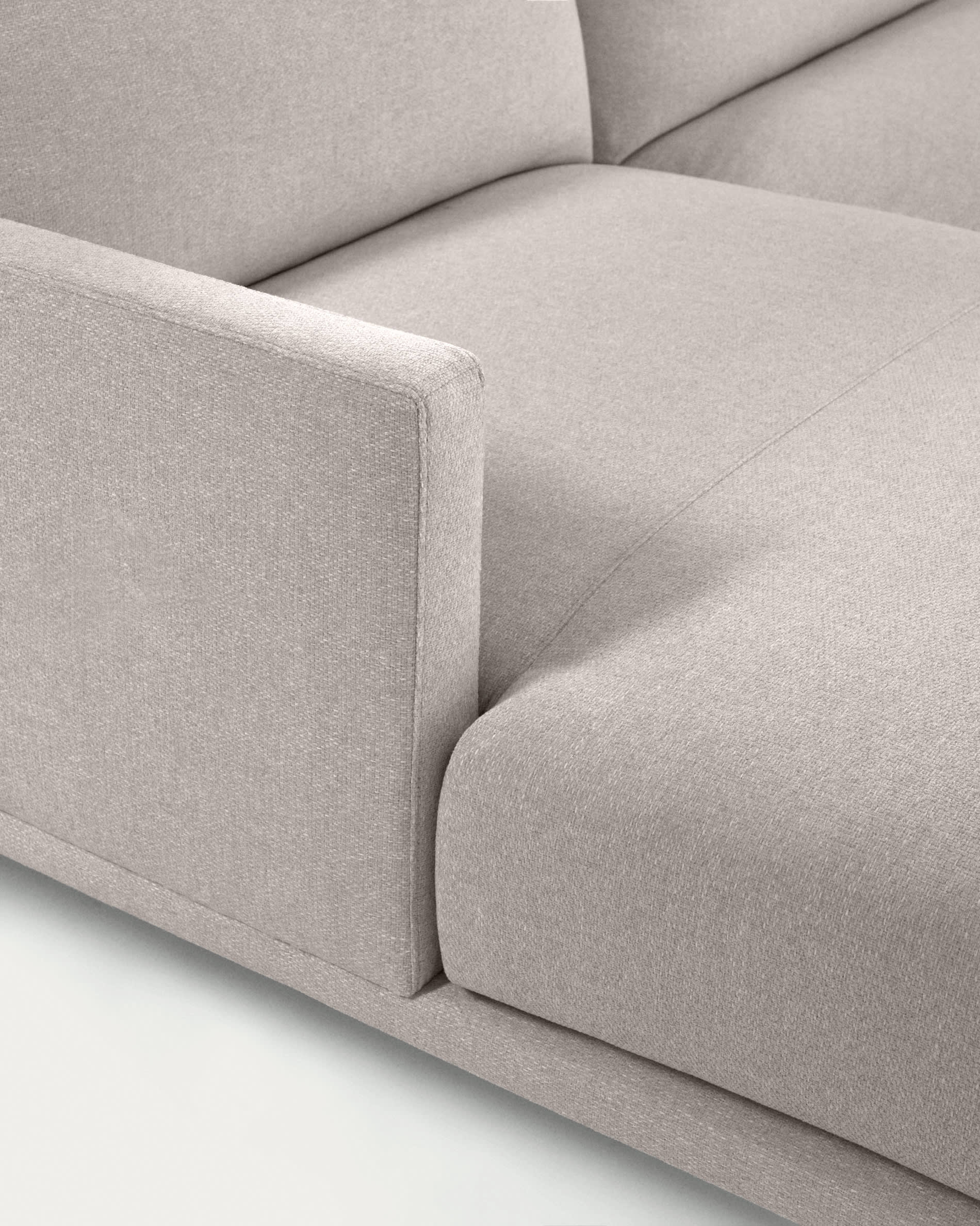 Erlebe das stilvolle Galene 3-Sitzer Sofa in Beige mit linker Chaiselongue. Ideal für dein Wohnzimmer, vereint es Komfort, Qualität und umweltfreundliche Materialien.