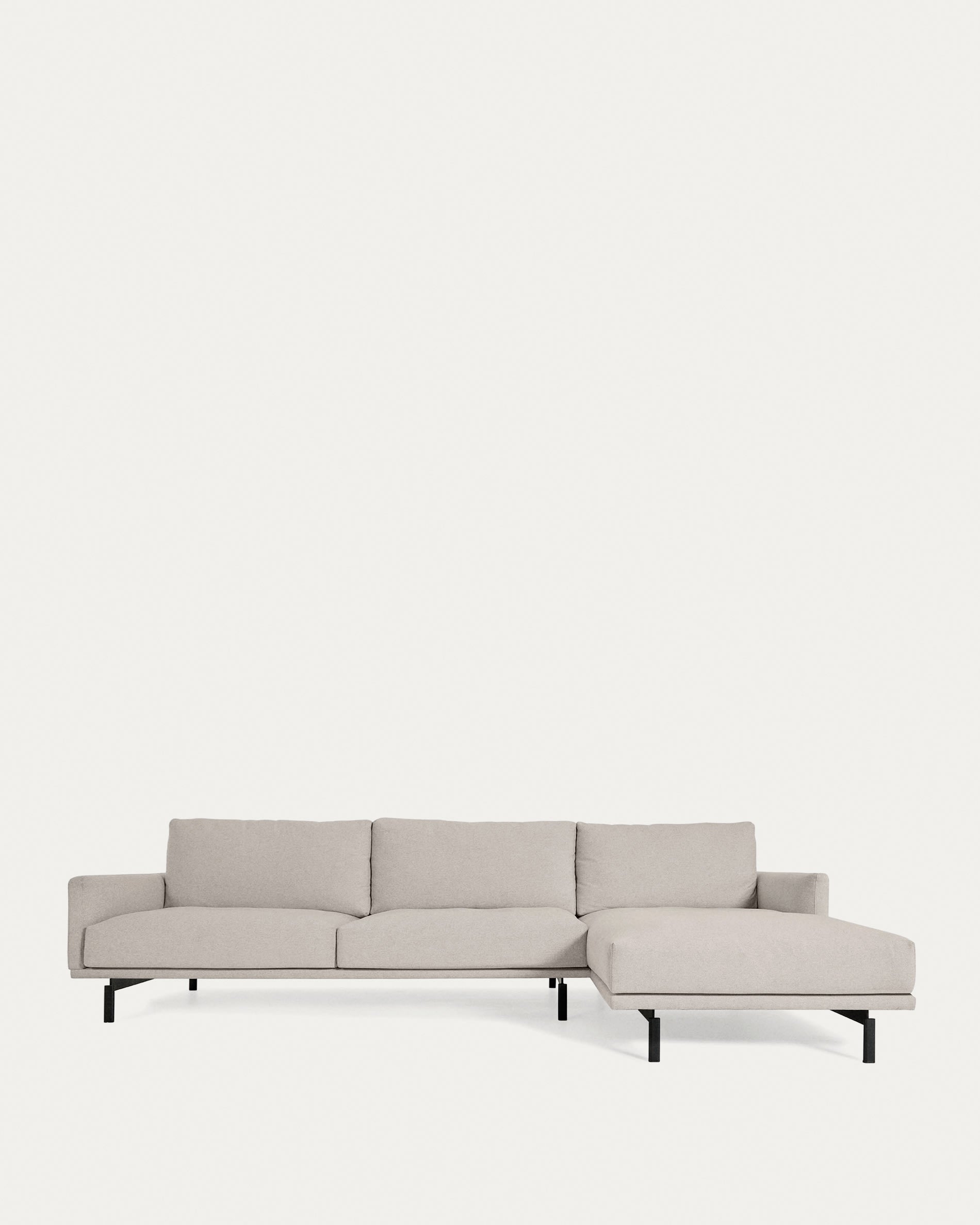 Entdecken Sie das elegante Galene 4-Sitzer Sofa in Beige mit Chaiselongue rechts. Nachhaltig, komfortabel und perfekt für Ihr Wohnzimmer.
