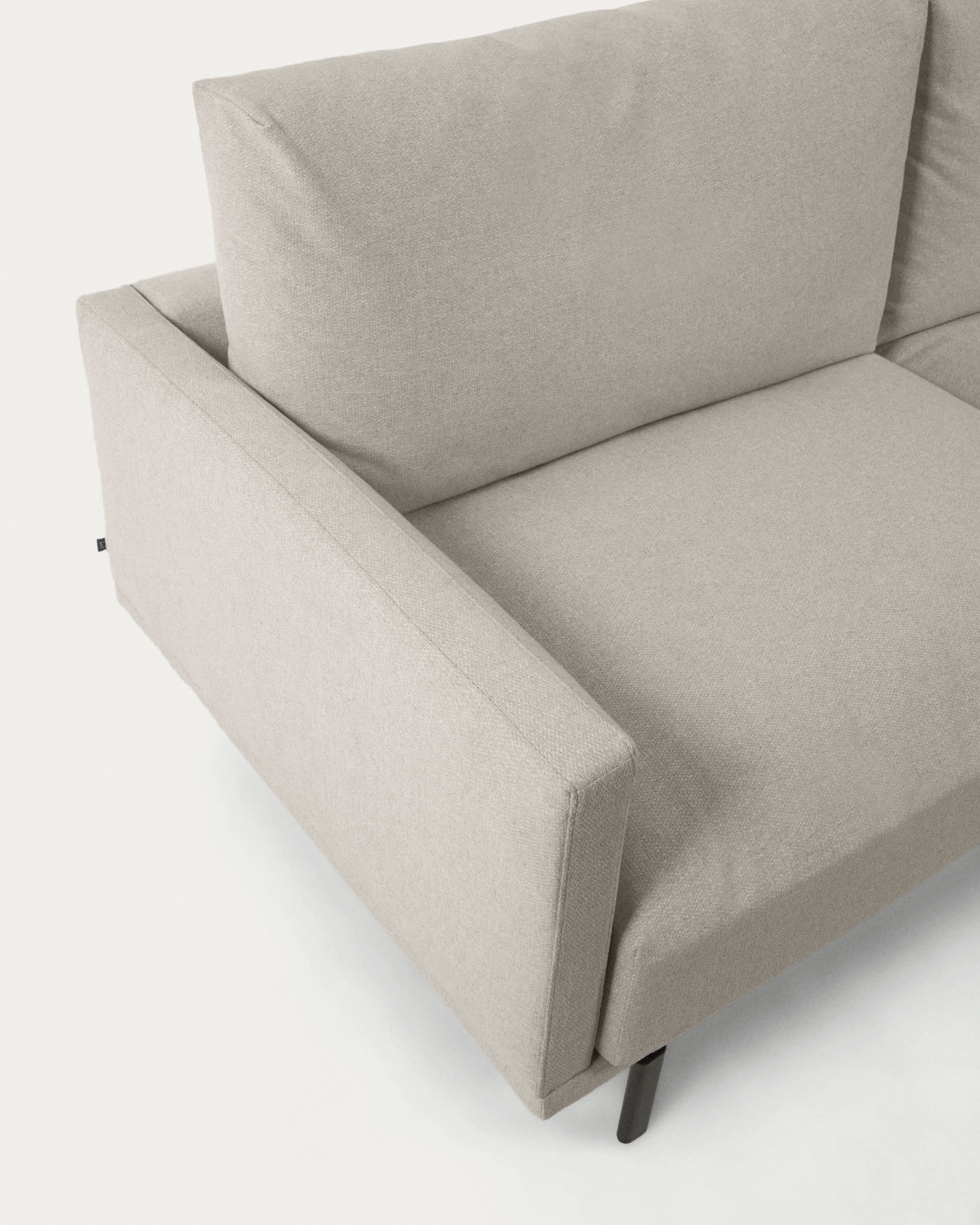 Genießen Sie Komfort und Eleganz mit dem Galene 4-Sitzer Sofa in Beige. Die rechte Chaiselongue und nachhaltige Materialien machen es zum idealen Möbelstück.