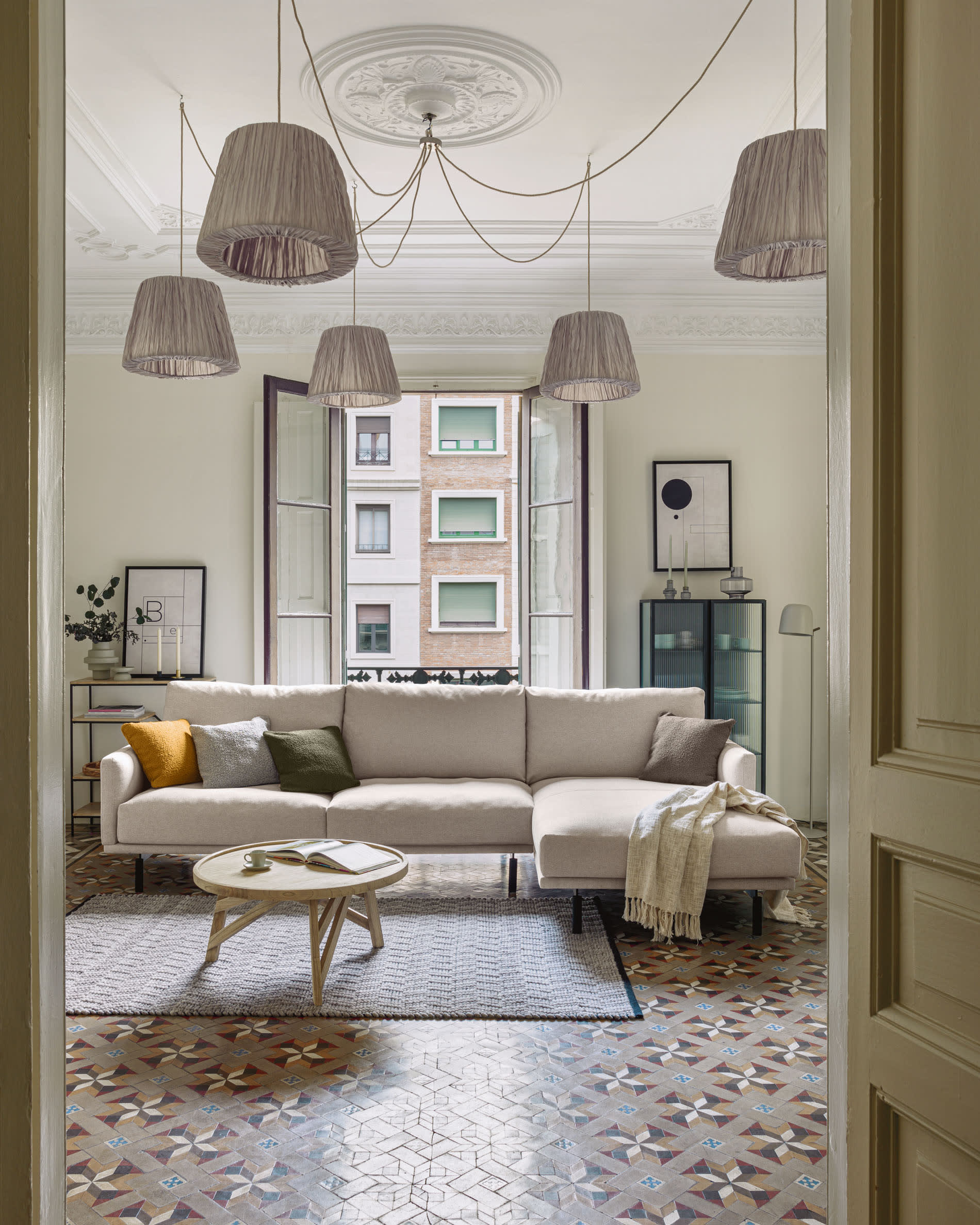 Genießen Sie Komfort und Eleganz mit dem Galene 4-Sitzer Sofa in Beige. Die rechte Chaiselongue lädt zum Entspannen ein und ist nachhaltig gefertigt.