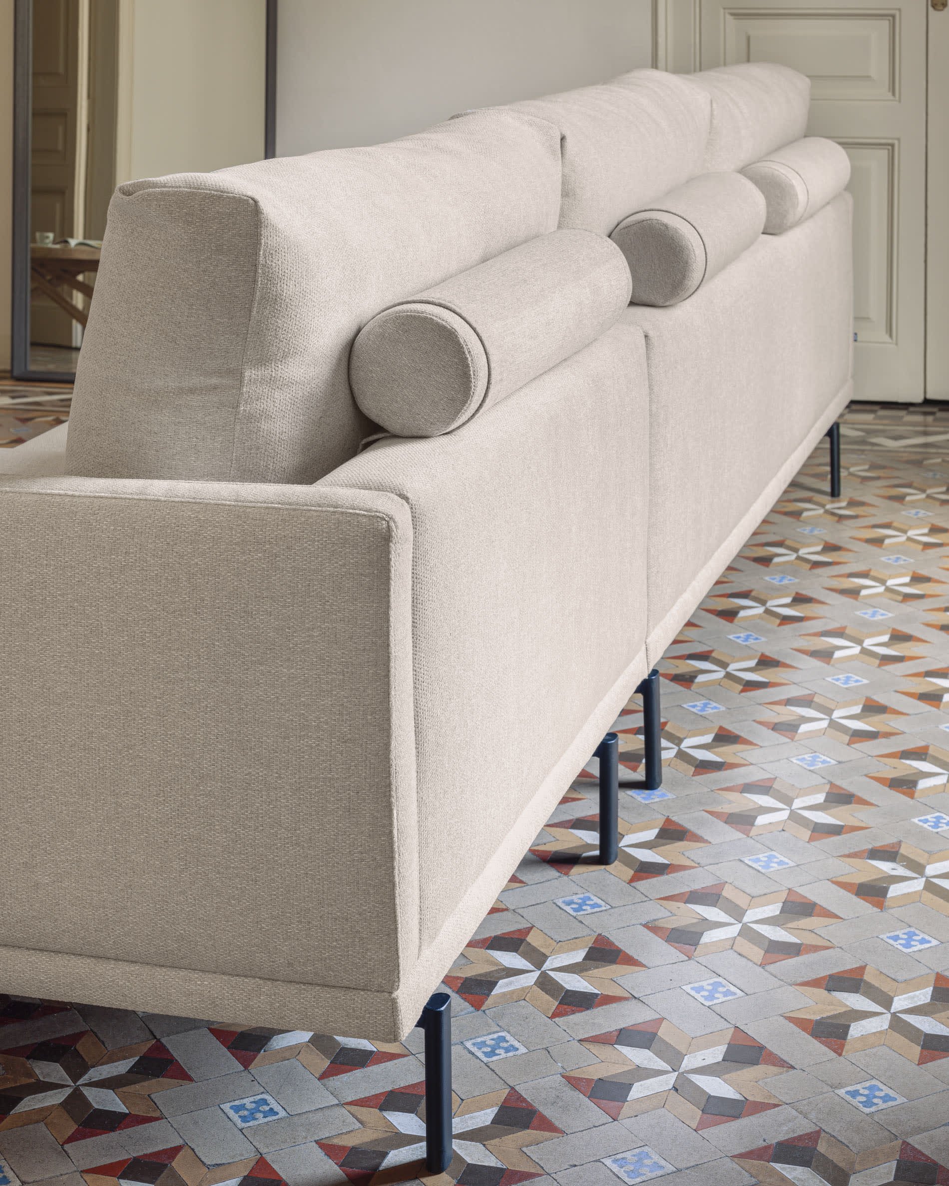 Entdecken Sie das stilvolle Galene 4-Sitzer Sofa in Beige mit rechter Chaiselongue. Komfortabel, nachhaltig und perfekt für Ihr Wohnzimmer.