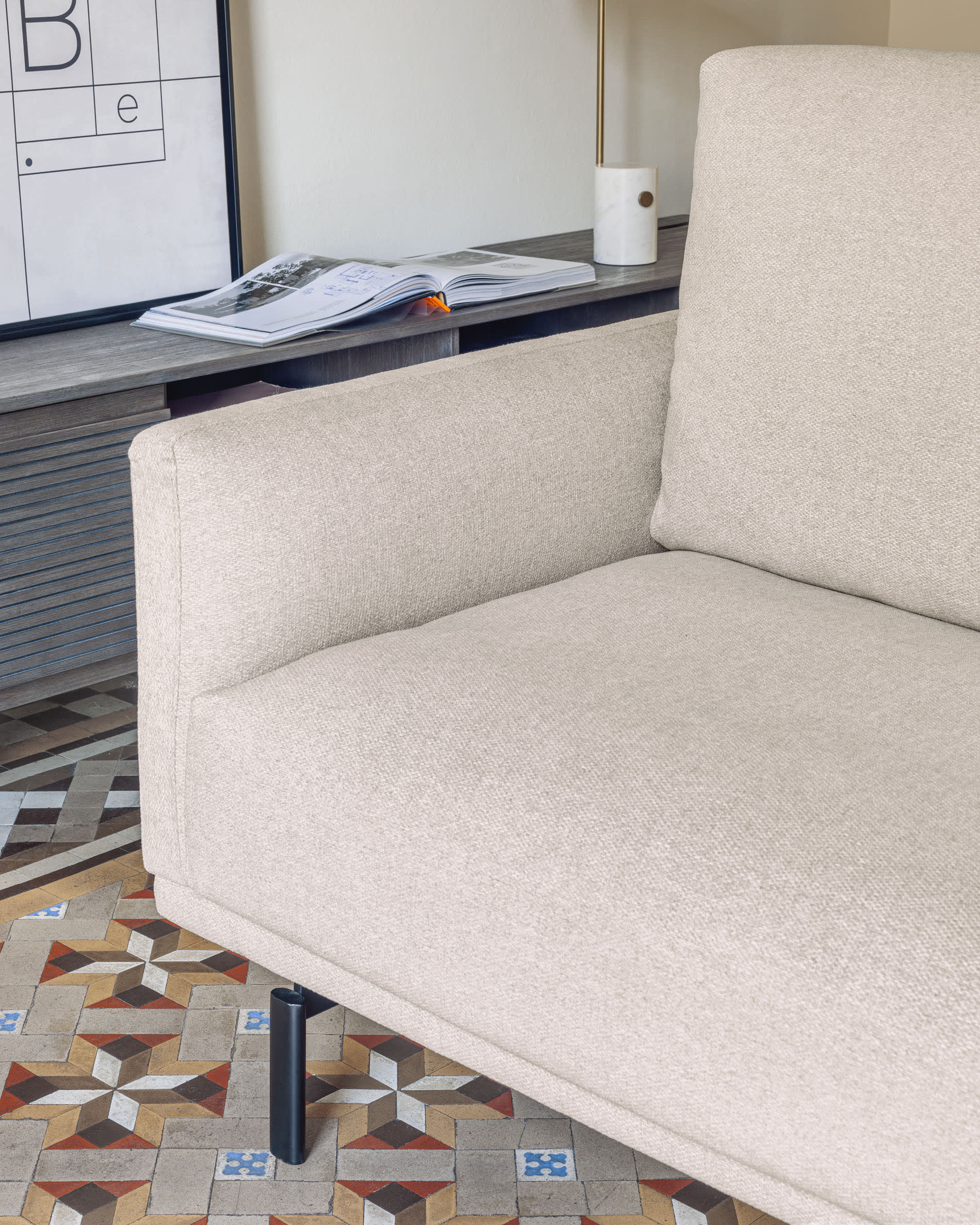 Genießen Sie das elegante Galene 4-Sitzer Sofa in Beige mit rechter Chaiselongue. Ideal für entspannte Stunden und umweltbewusst gestaltet.