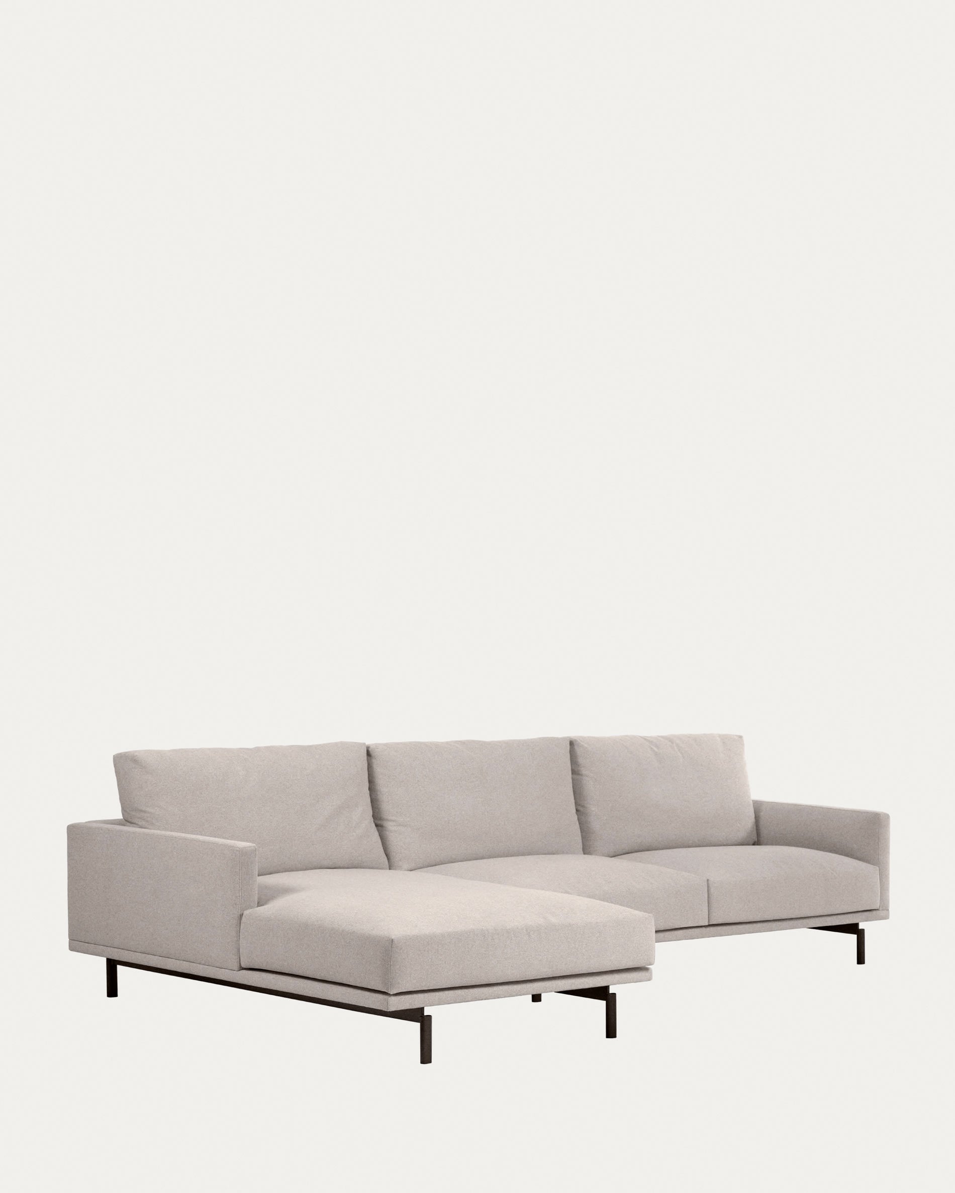 Entdecken Sie das elegante Galene 4-Sitzer Sofa in Beige mit Chaiselongue links. Perfekt für Ihr modernes Wohnzimmer und nachhaltig produziert.