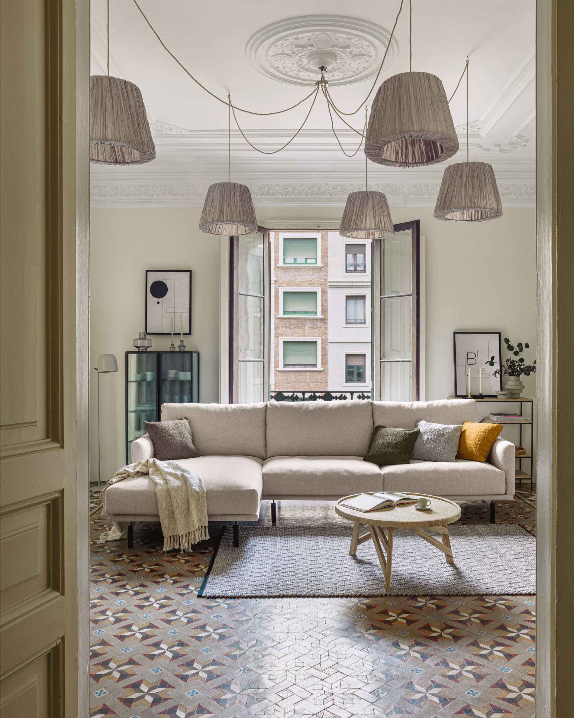 Erleben Sie das stilvolle Galene 4-Sitzer Sofa in Beige mit linksseitiger Chaiselongue. Ideal für entspannte Stunden und umweltbewusst gestaltet.