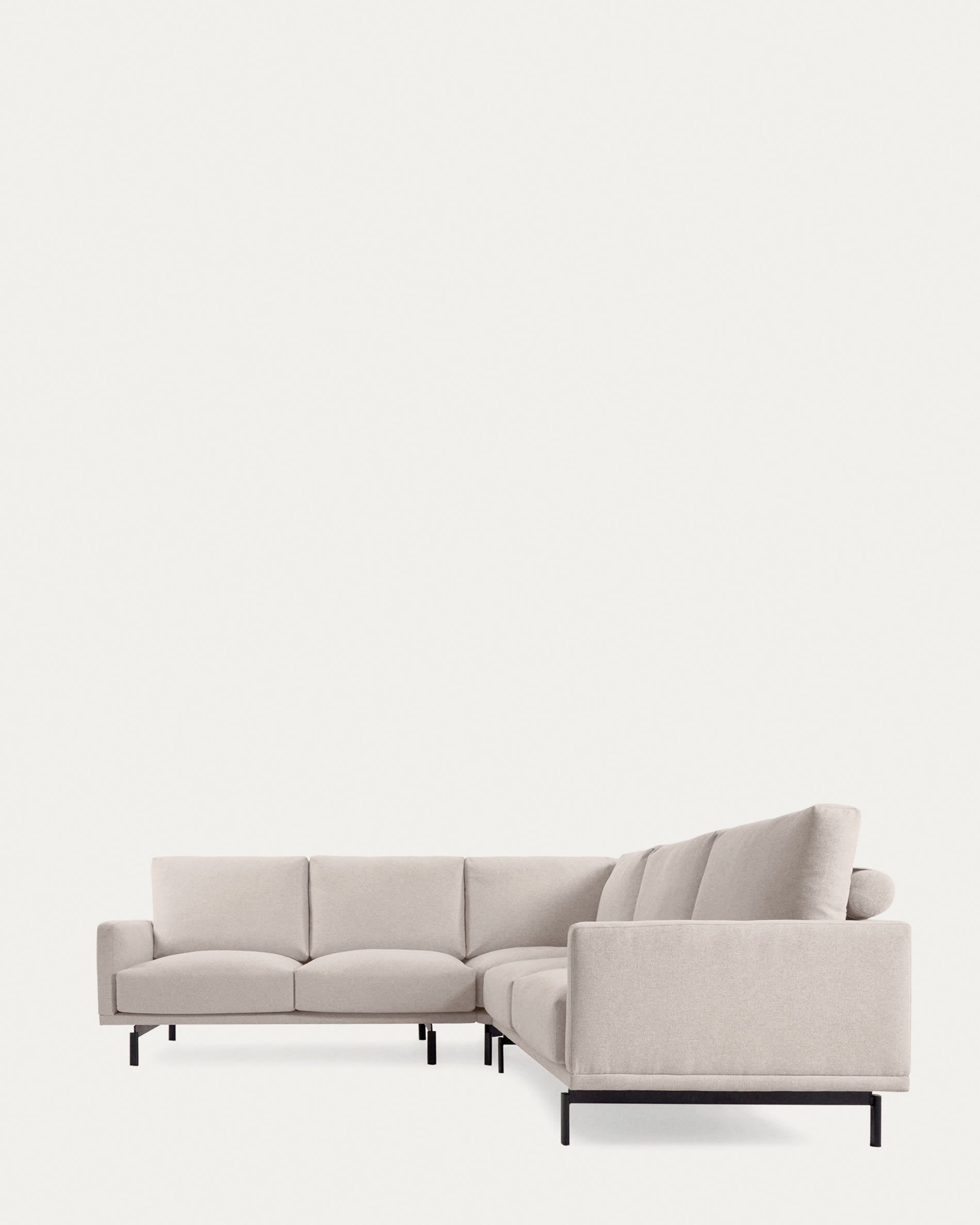Entdecken Sie das elegante Galene 4-Sitzer Ecksofa in Beige von Kave Home. Komfortabel, nachhaltig und perfekt für Ihr modernes Wohnzimmer.