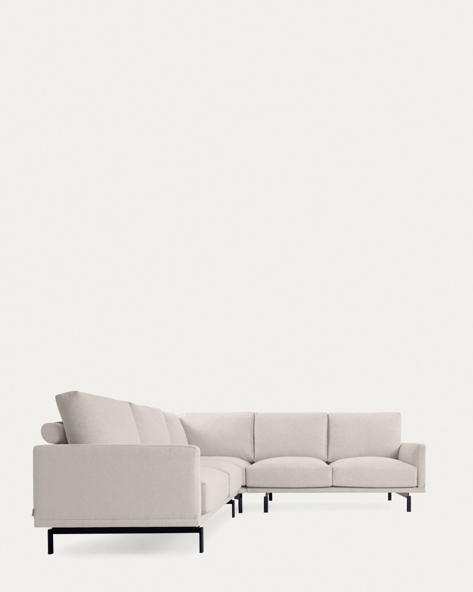 Erleben Sie das stilvolle Galene 4-Sitzer Ecksofa in Beige von Kave Home. Ideal für gesellige Abende und umweltbewusste Einrichtung.