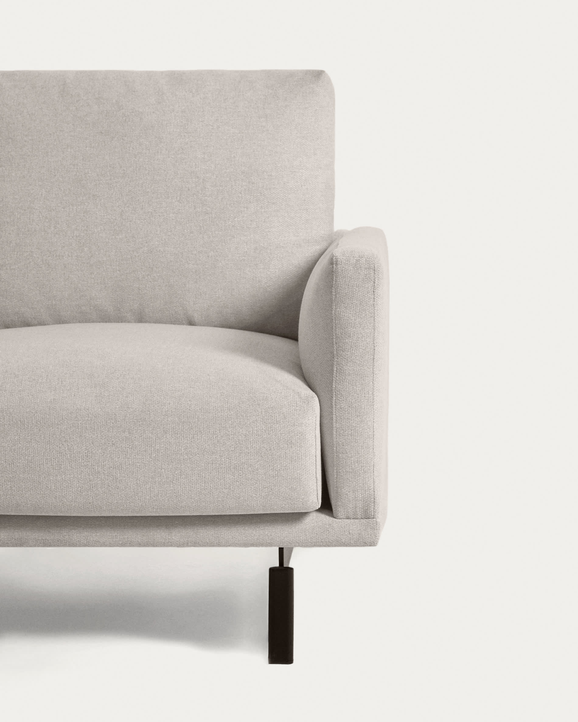 Erleben Sie das stilvolle Galene 4-Sitzer Ecksofa in Beige von Kave Home. Ideal für gesellige Abende und umweltbewusste Einrichtung.