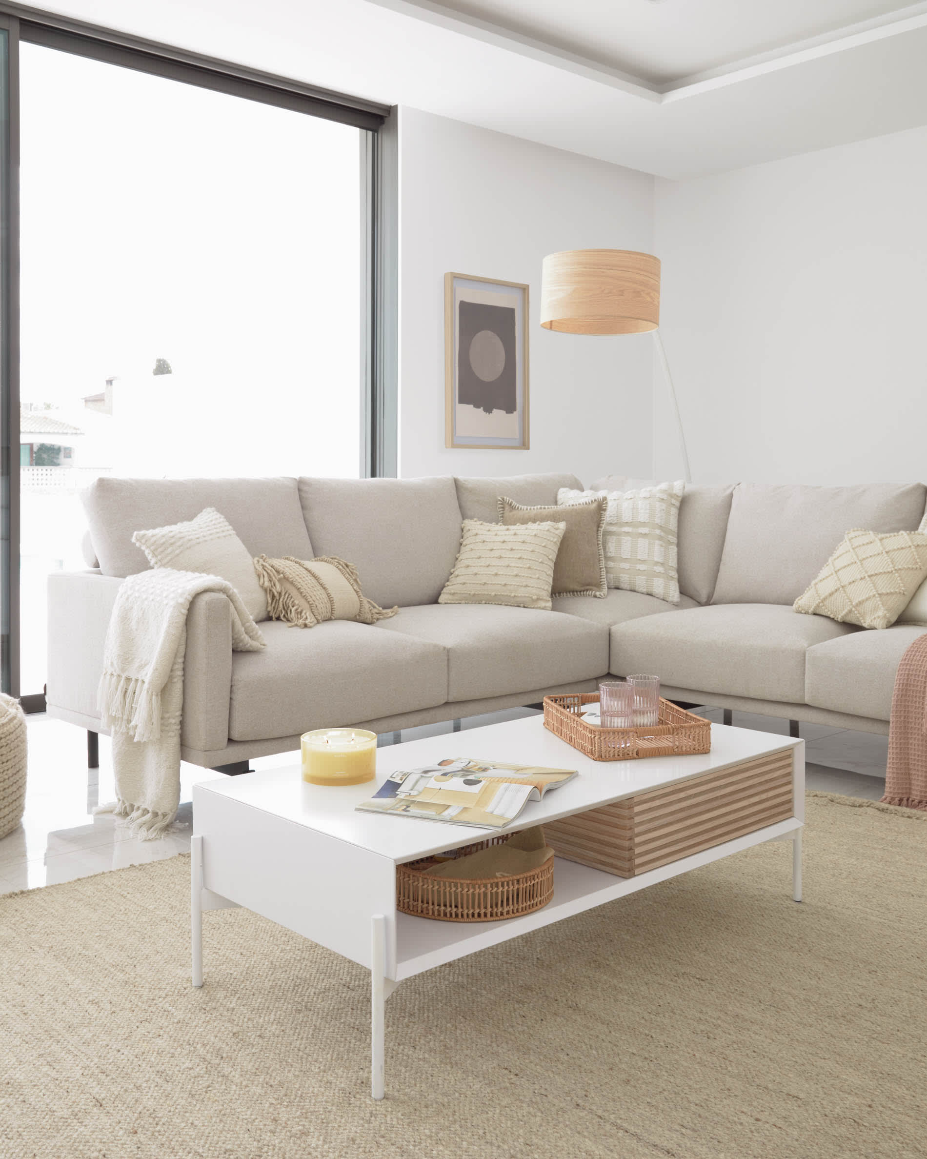 Entdecken Sie das elegante Galene 4-Sitzer Ecksofa in Beige von Kave Home. Komfortabel, nachhaltig und perfekt für Ihr modernes Wohnzimmer.